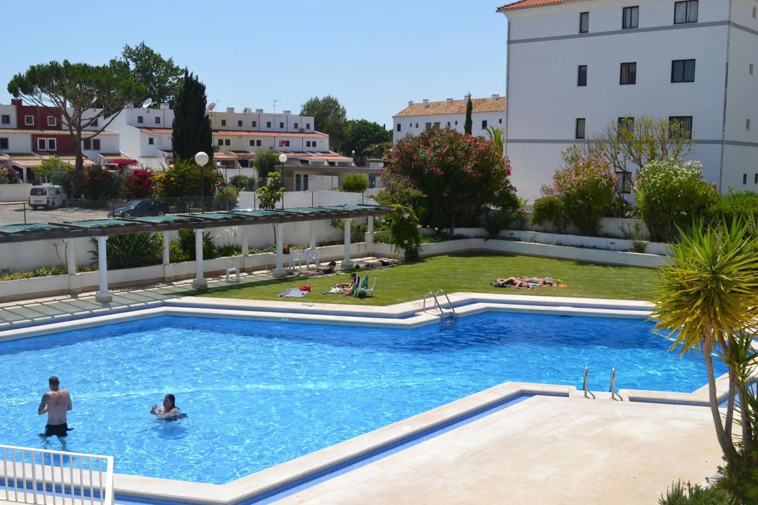 Swimming pool in Algardia Marina Parque by Garvetur