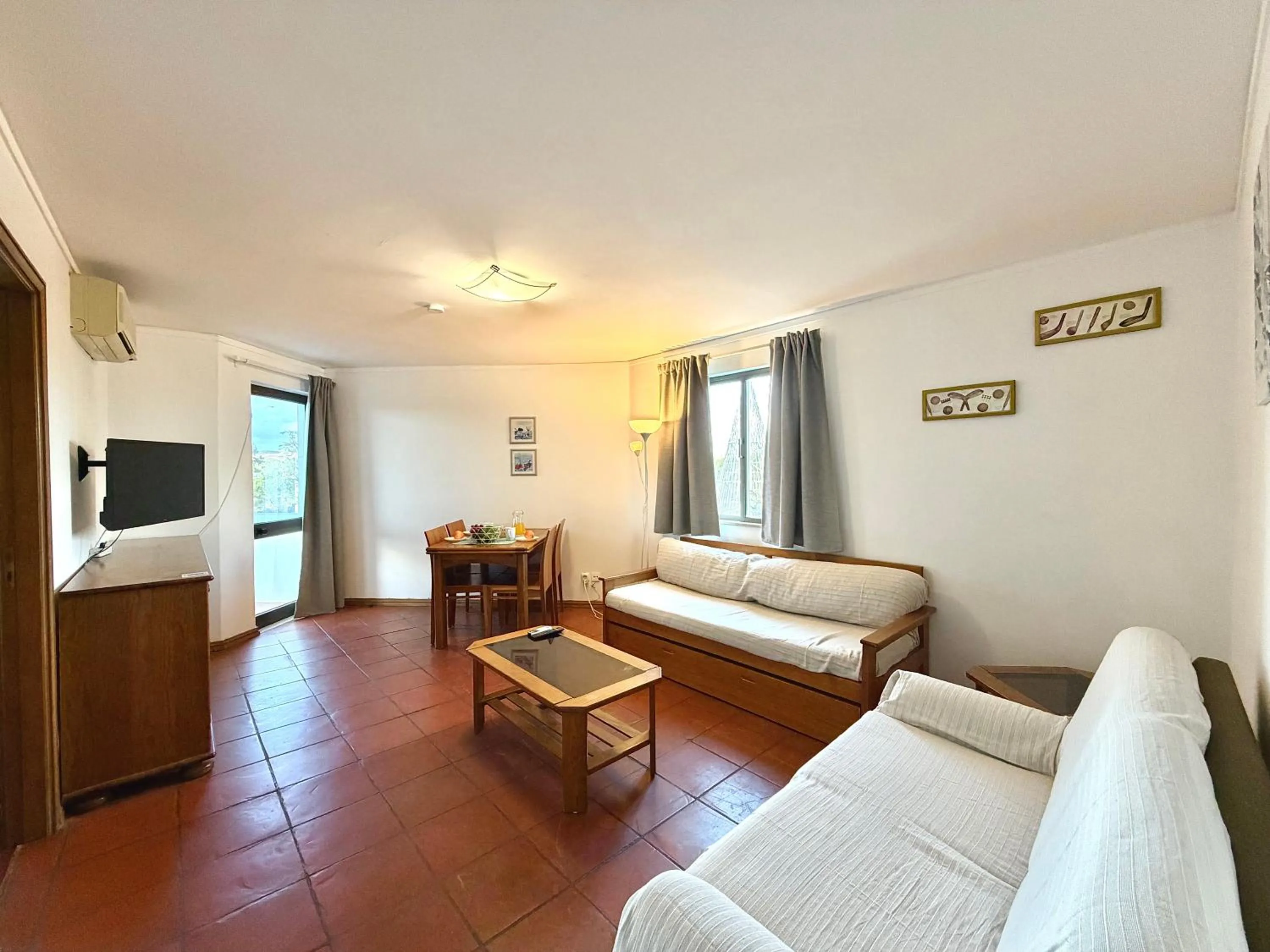 Living room in Algardia Marina Parque by Garvetur