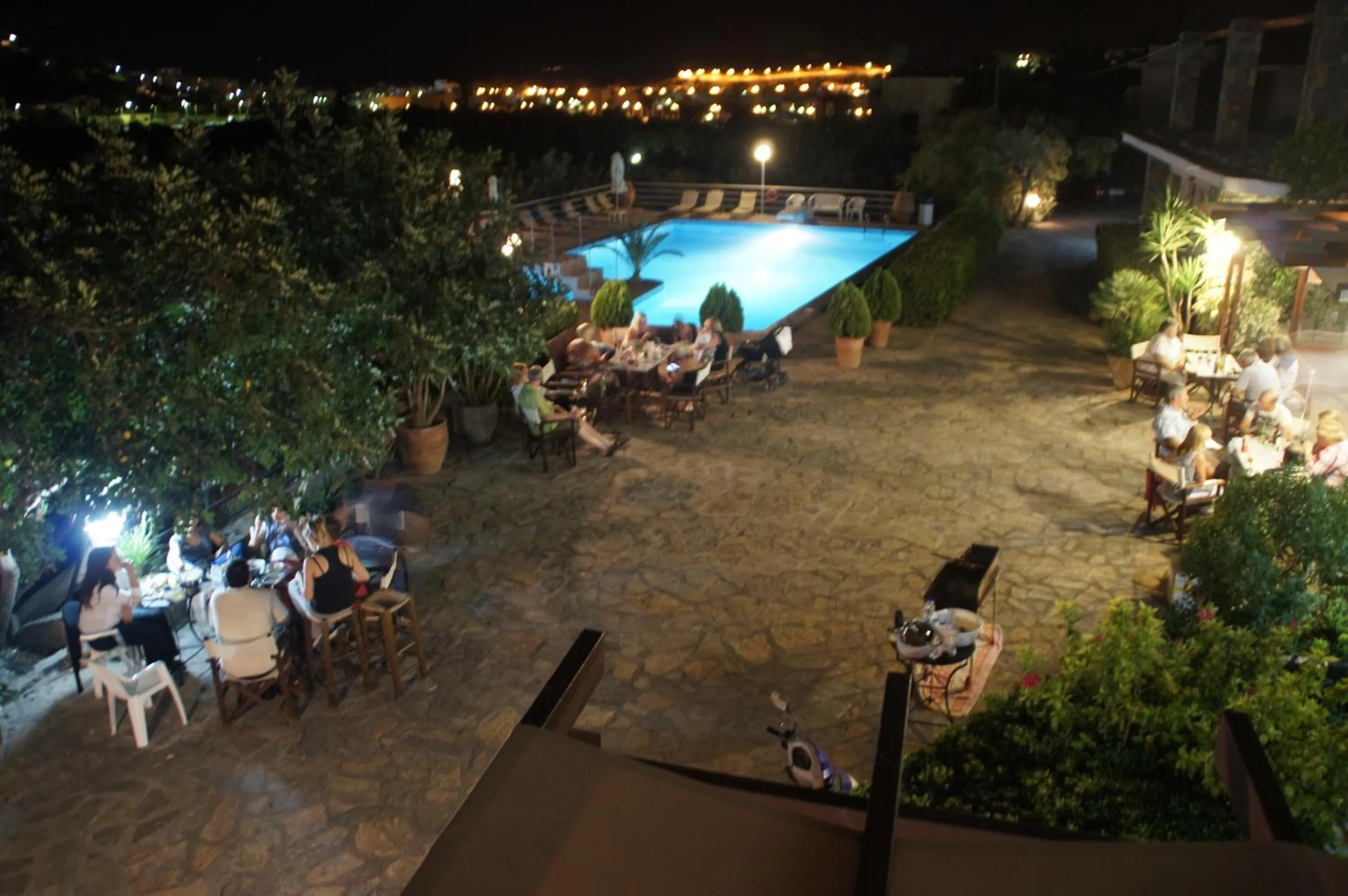 Restaurant/places to eat in Golden Apartments