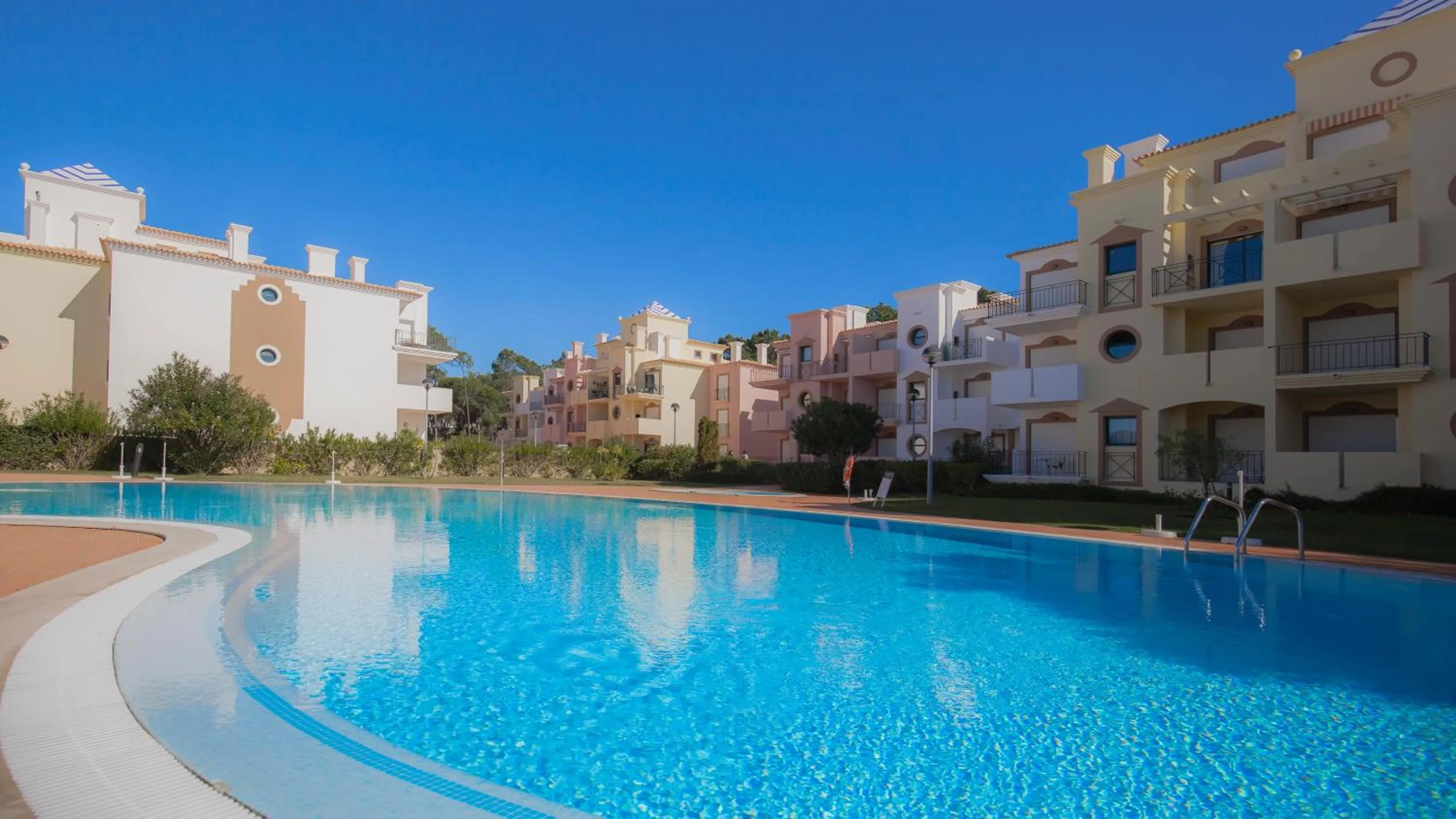 Swimming pool in Eden Vilage by Garvetur