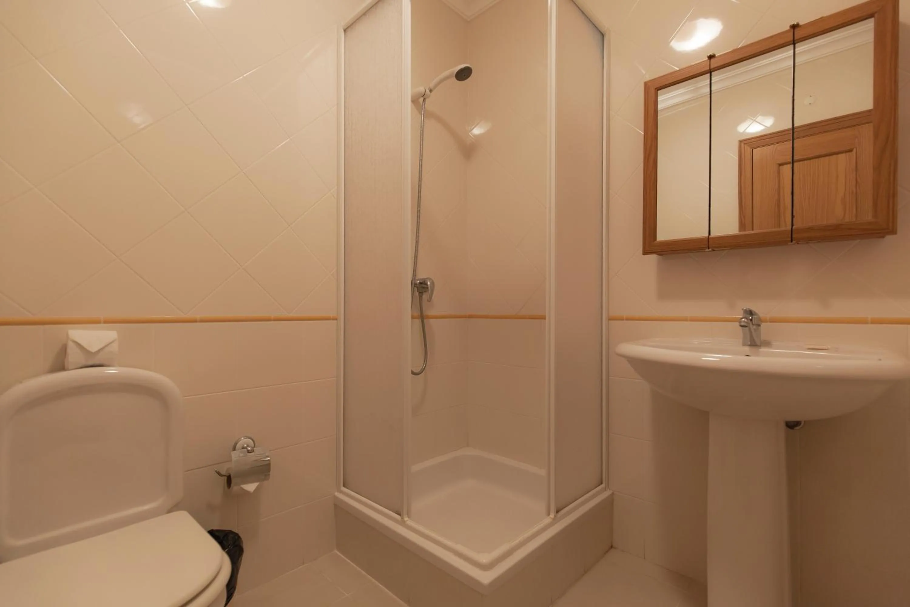 Bathroom in Eden Vilage by Garvetur