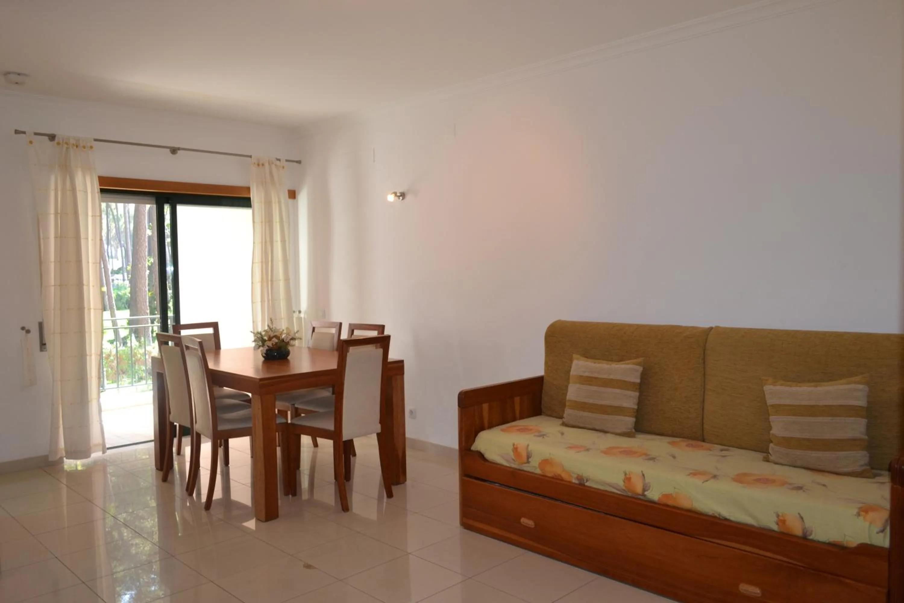 Living room, Seating Area in Eden Vilage by Garvetur