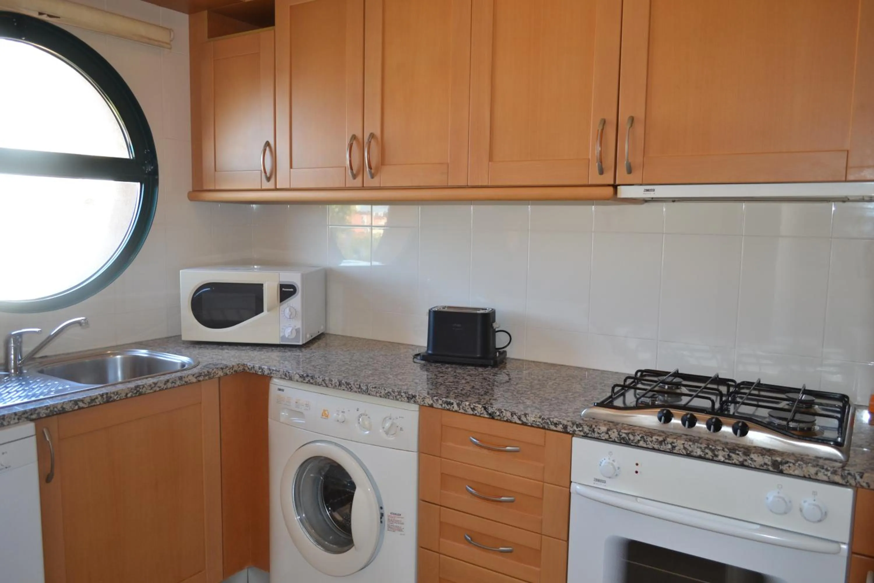Dining area, Kitchen/Kitchenette in Eden Vilage by Garvetur