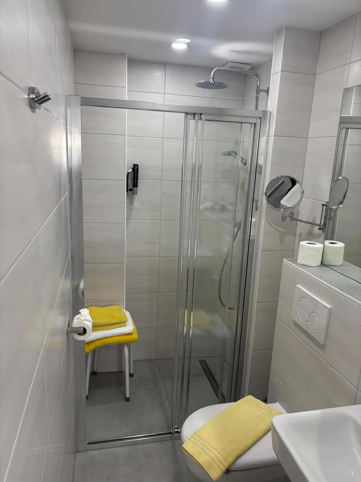 Shower in Hotel Mietz