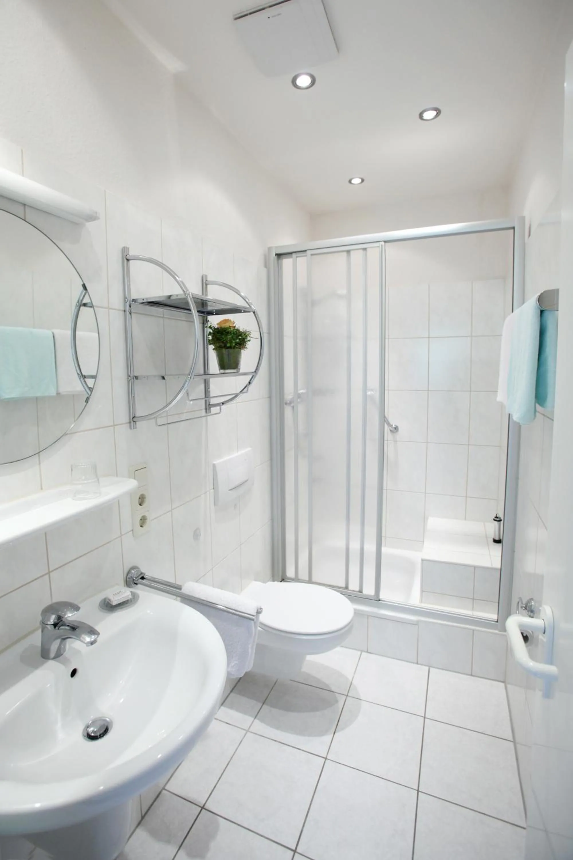 Shower in Hotel Mietz
