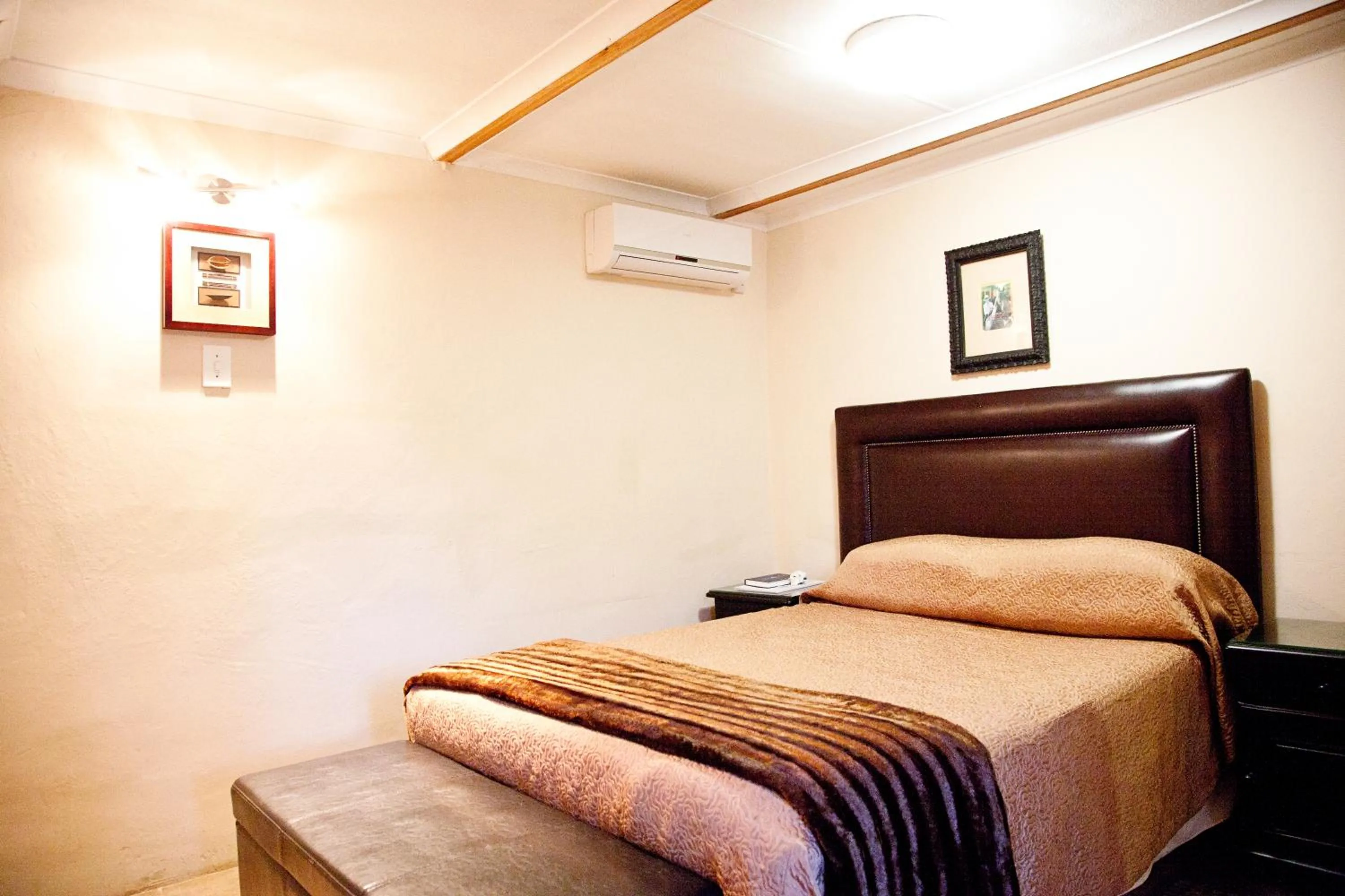 Bedroom, Bed in Lalapanzi Hotel & Conference Centre