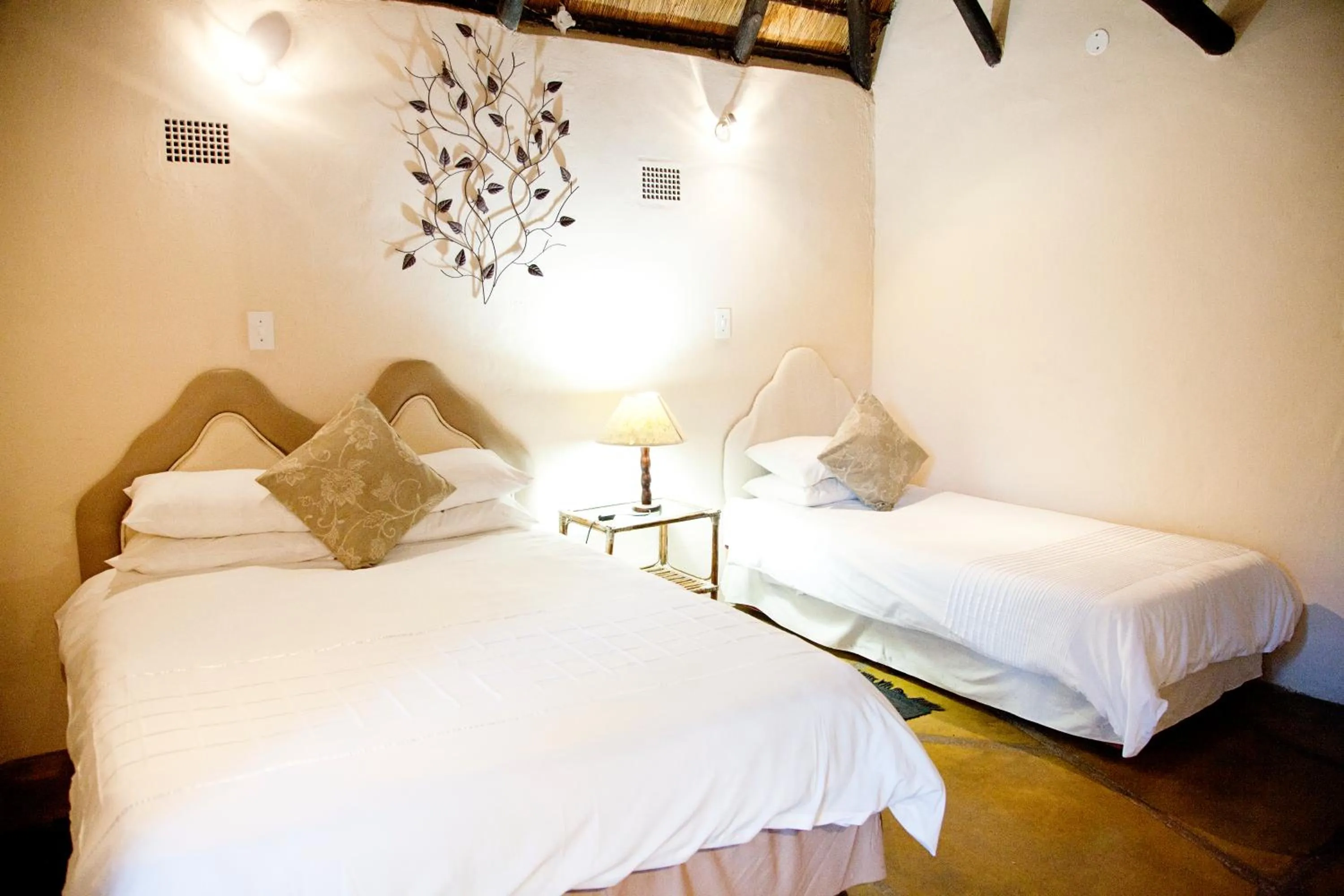 Bedroom, Bed in Lalapanzi Hotel & Conference Centre