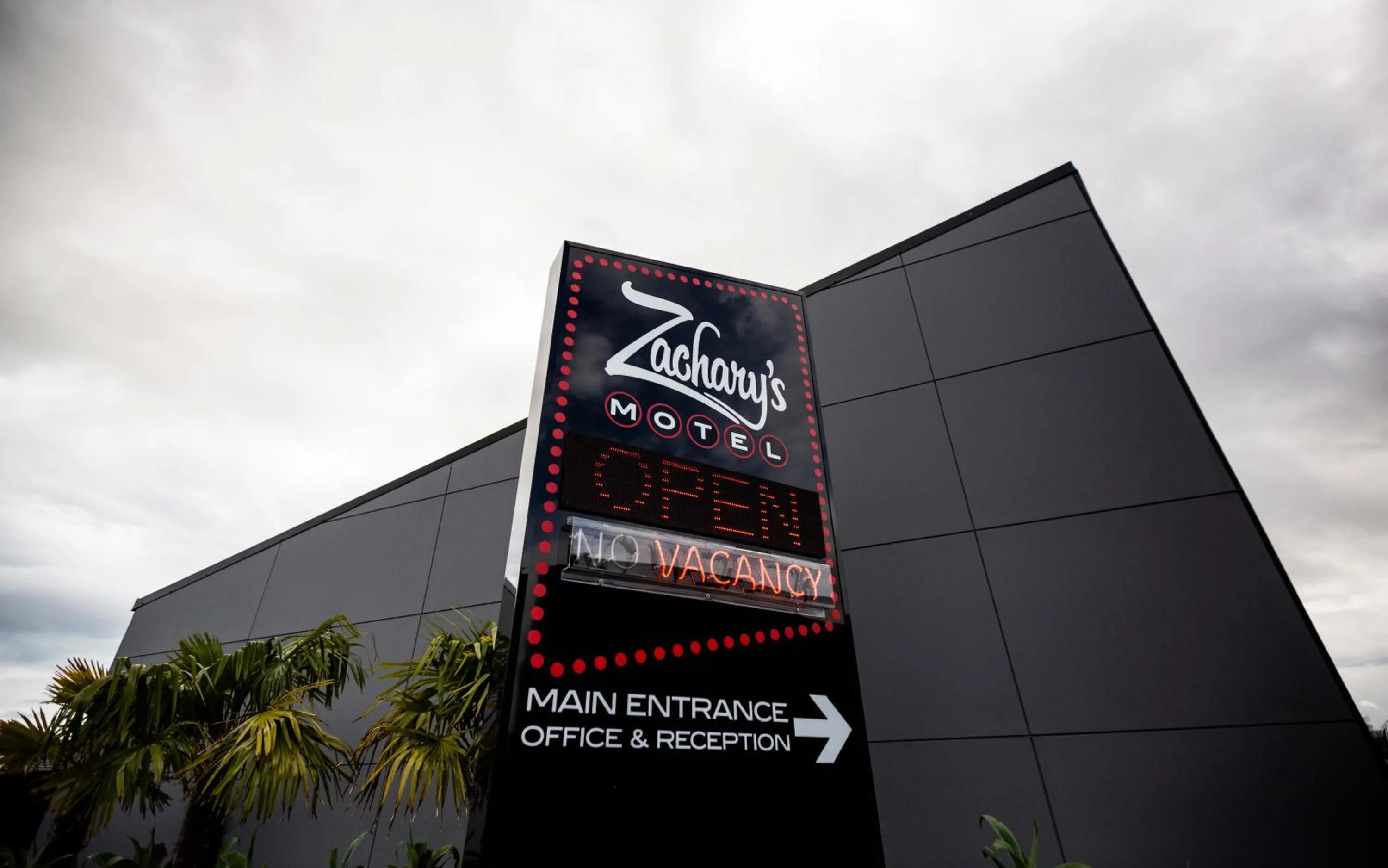 Facade/entrance in Zachary's Motel