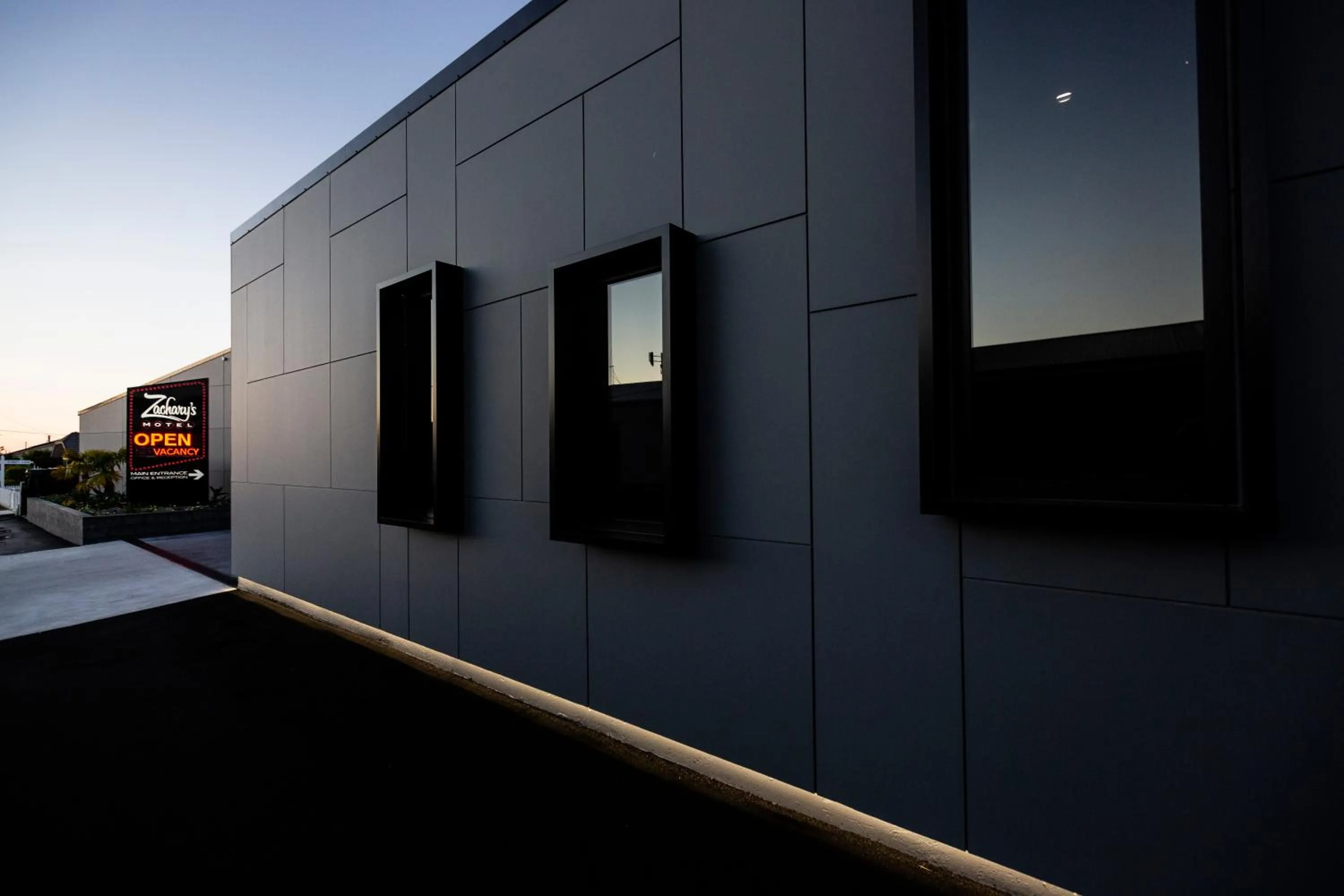 Facade/entrance in Zachary's Motel