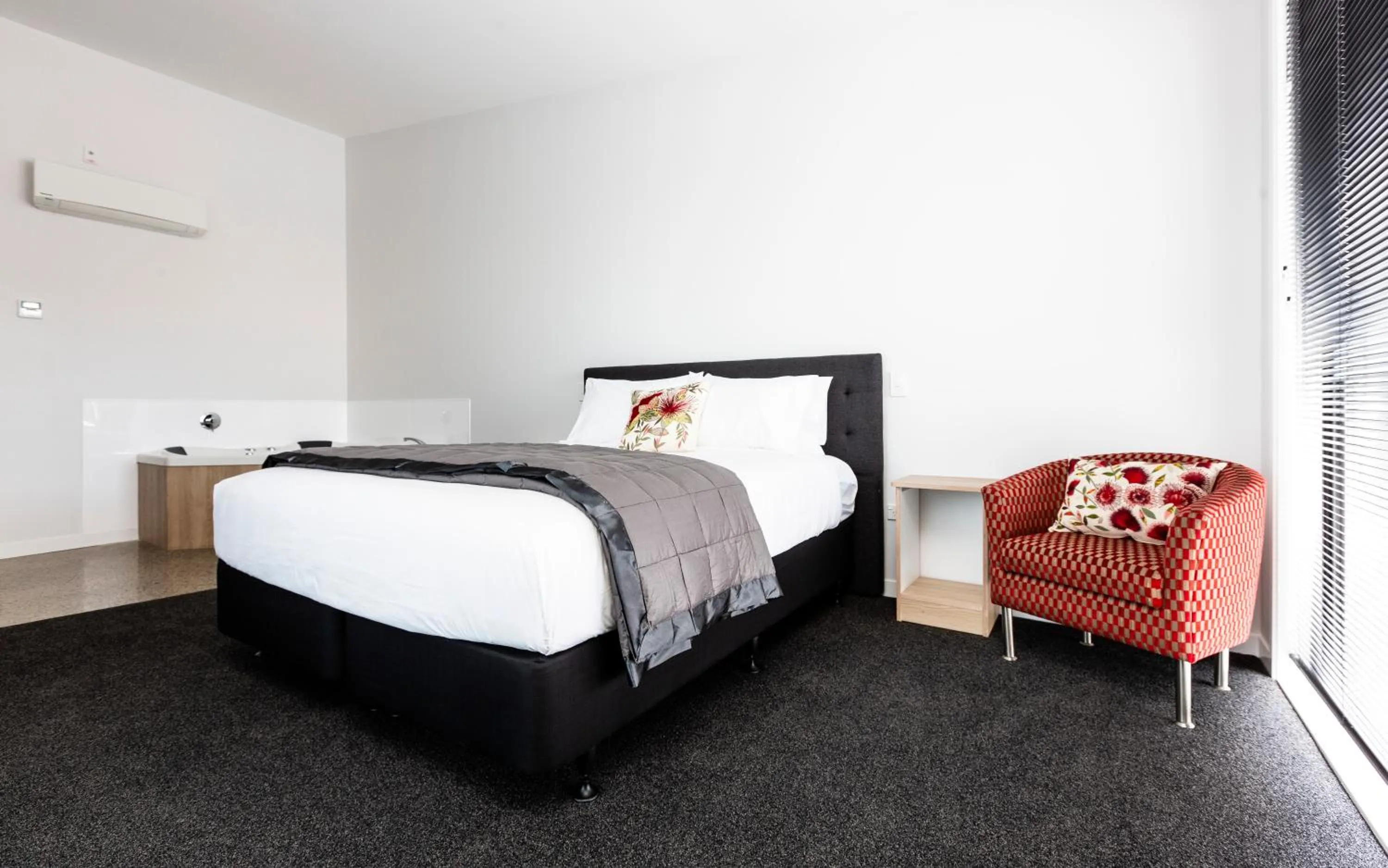 Living room, Bed in Zachary's Motel