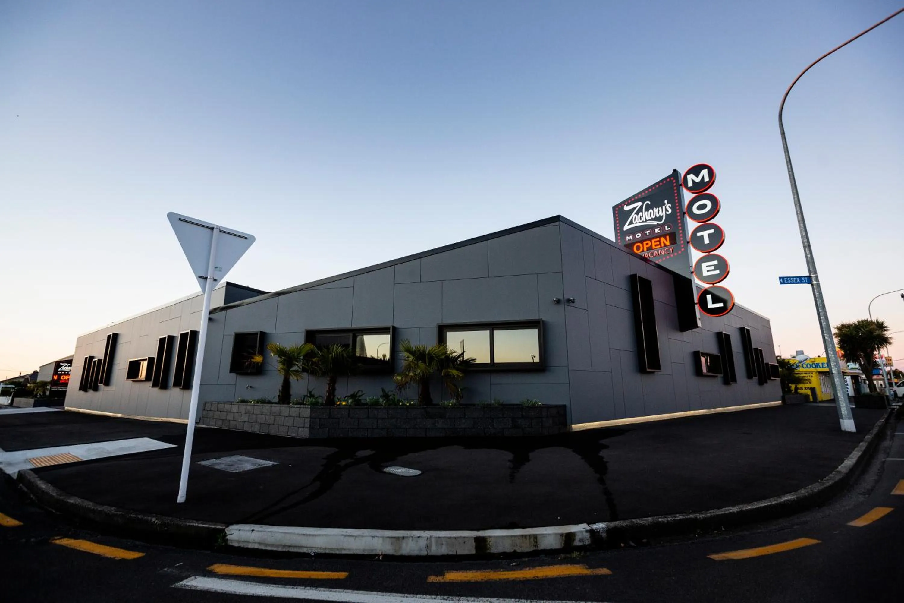 Facade/entrance in Zachary's Motel