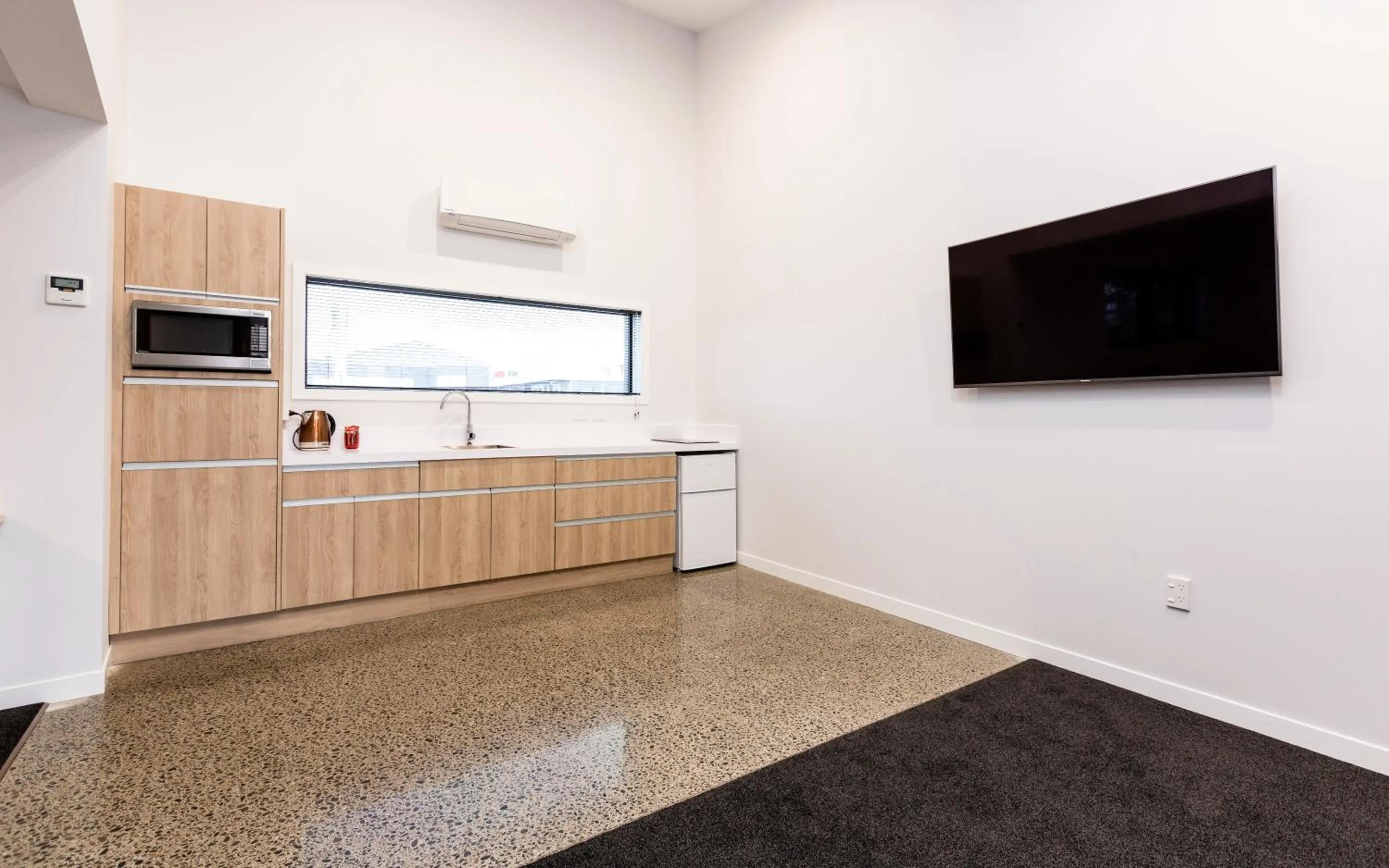 TV and multimedia in Zachary's Motel