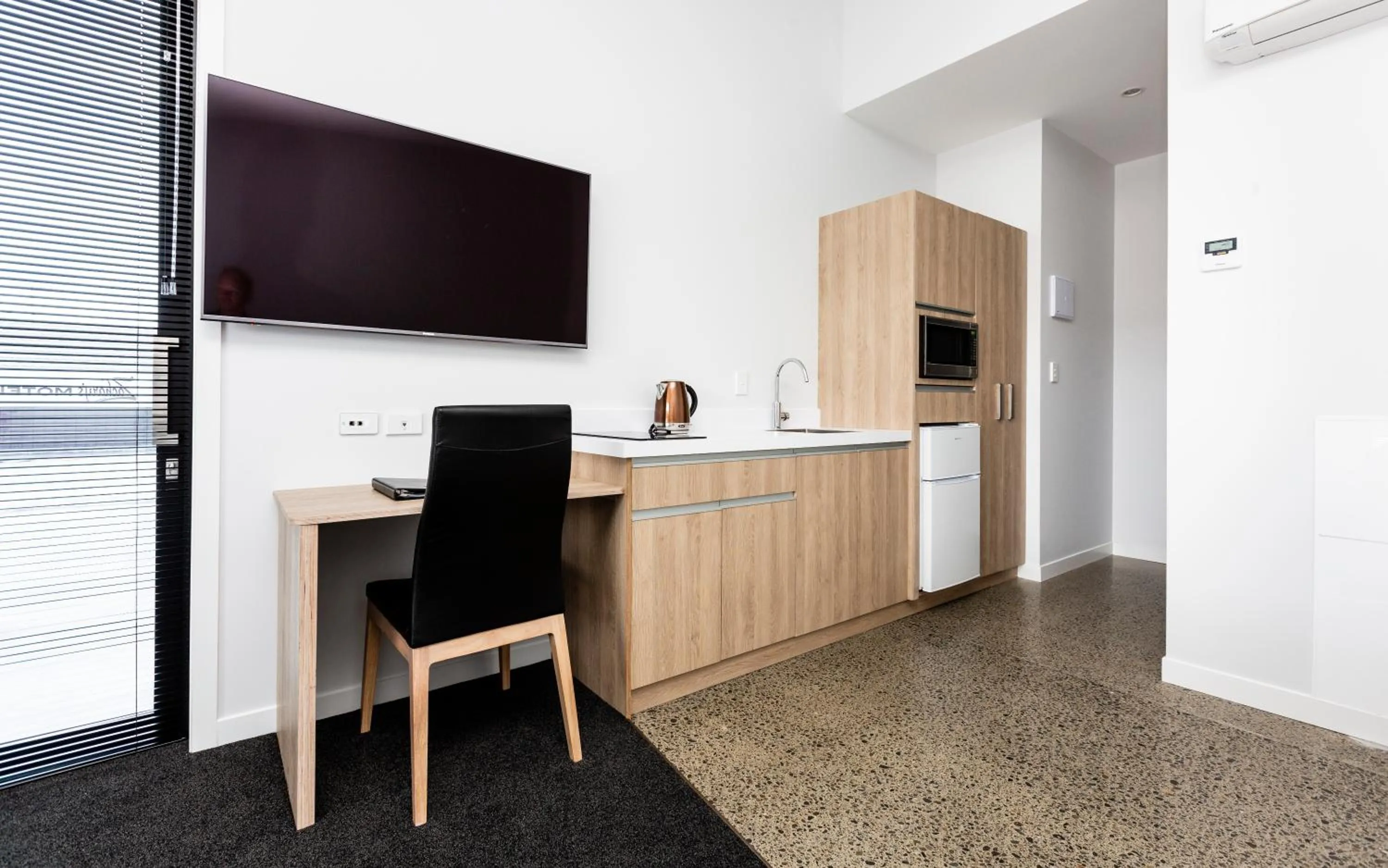 TV and multimedia in Zachary's Motel