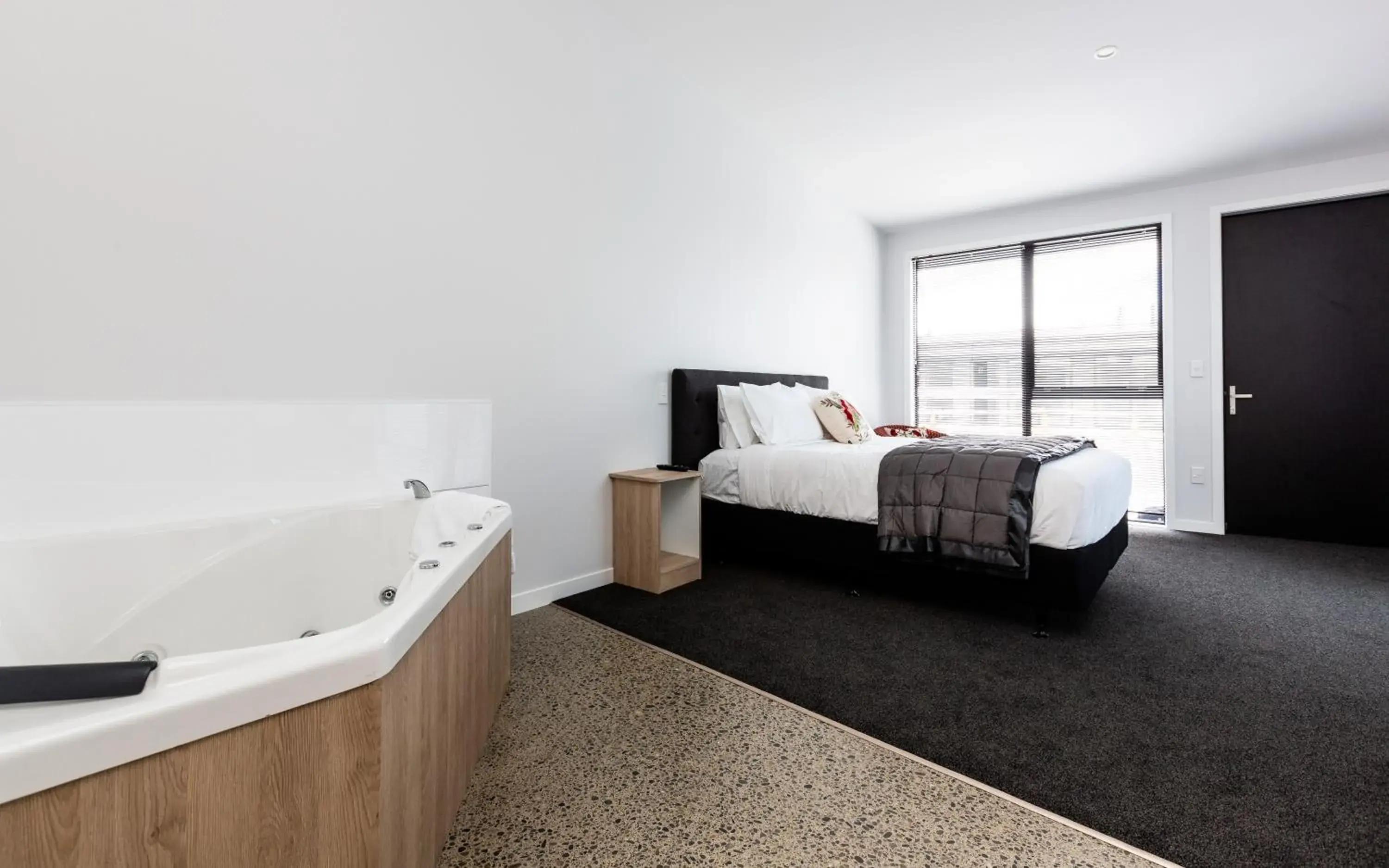 Deluxe Suite with Spa Bath in Zachary's Motel Deluxe Suite with Spa Bath in Zachary's Motel