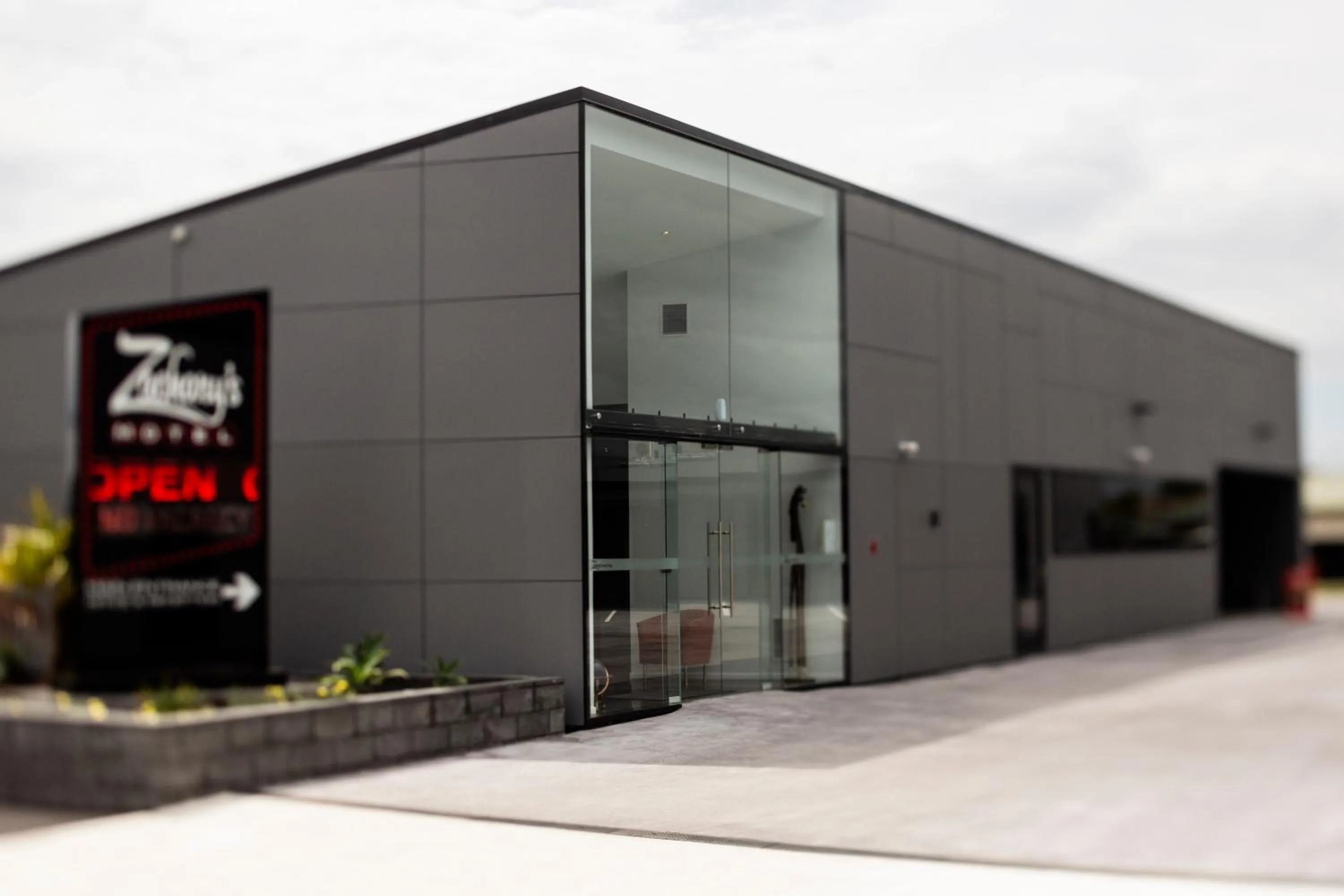 Facade/entrance in Zachary's Motel