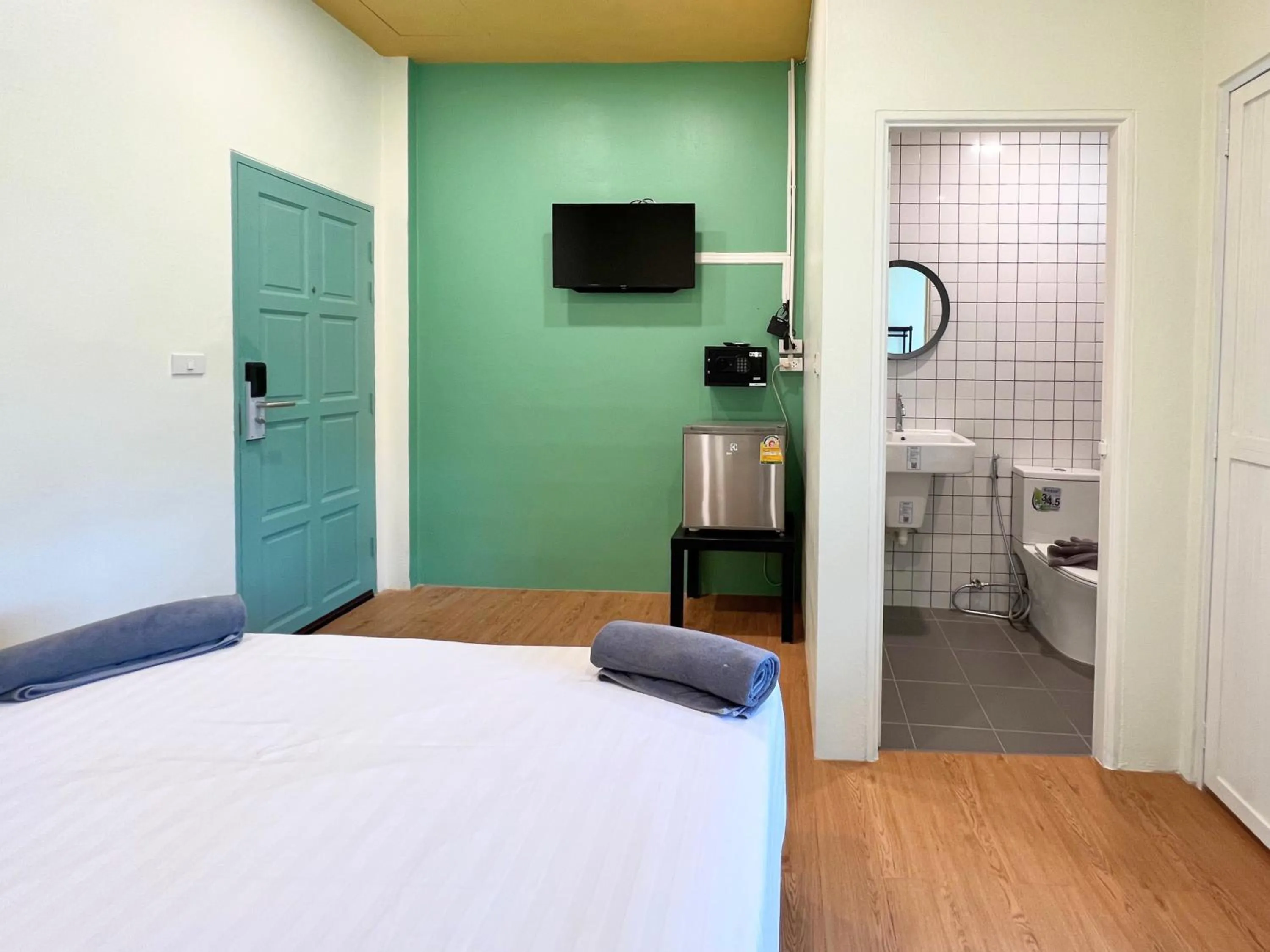 Toilet, Bed in Sleepy Station Hostel