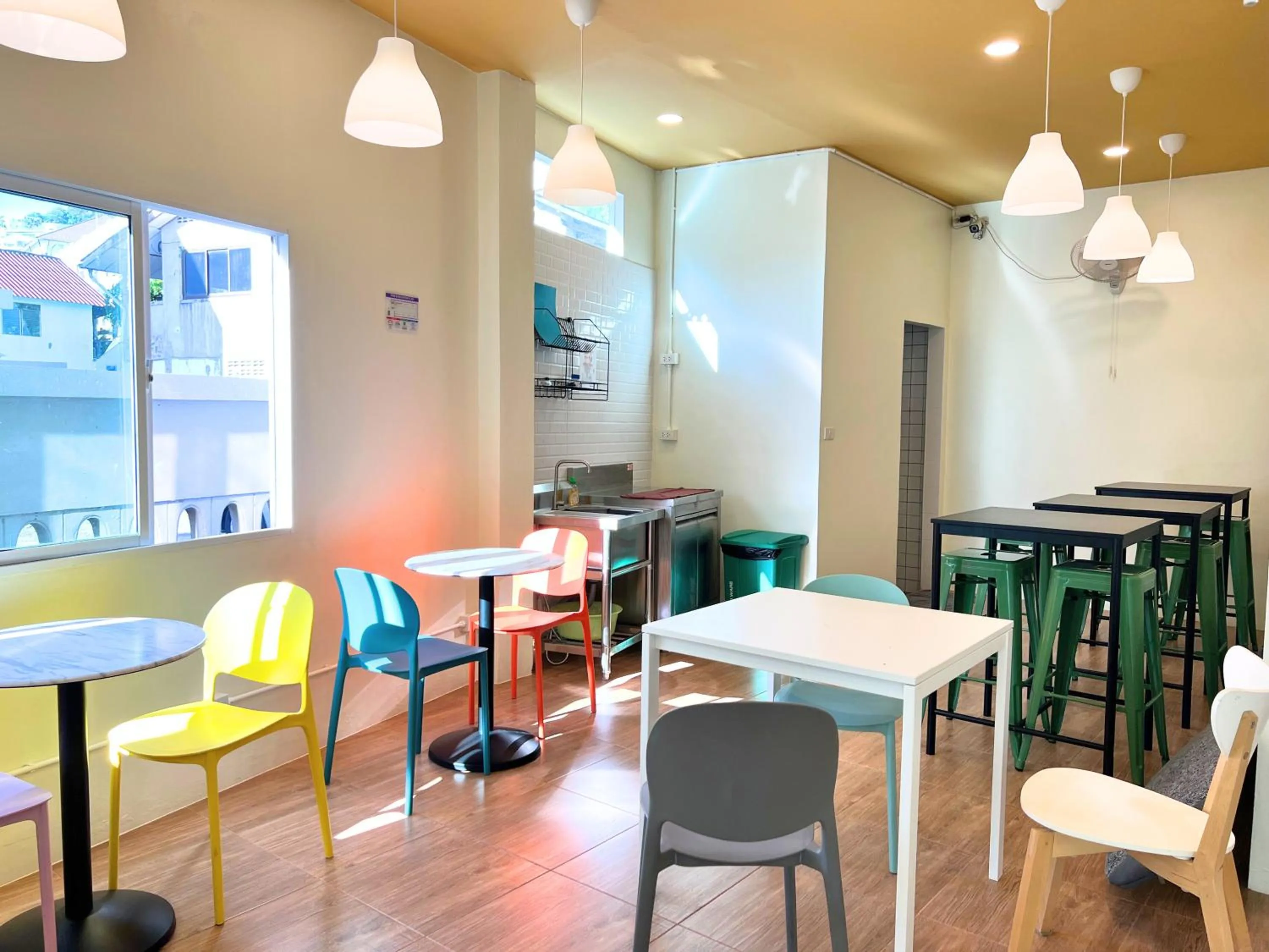 Seating area in Sleepy Station Hostel