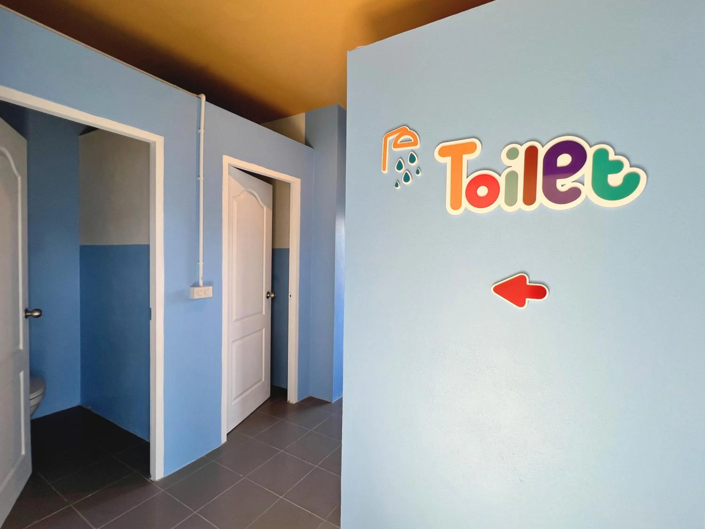 Toilet in Sleepy Station Hostel