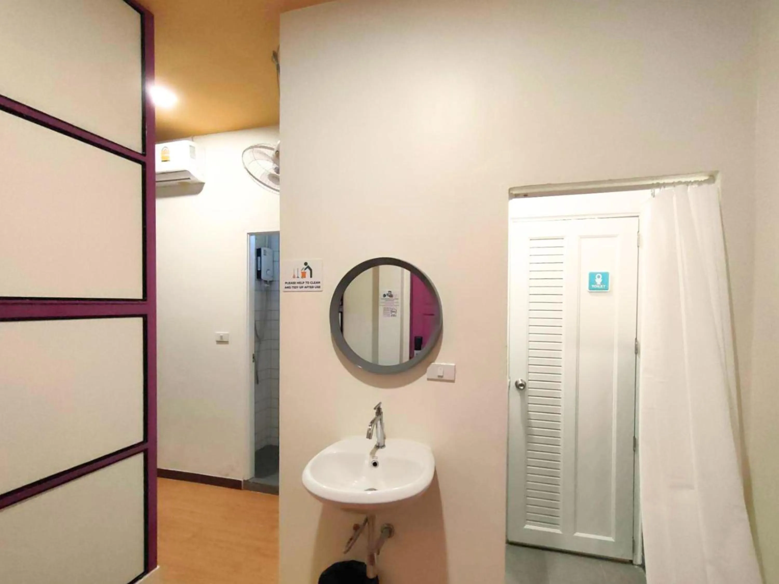 Shower in Sleepy Station Hostel