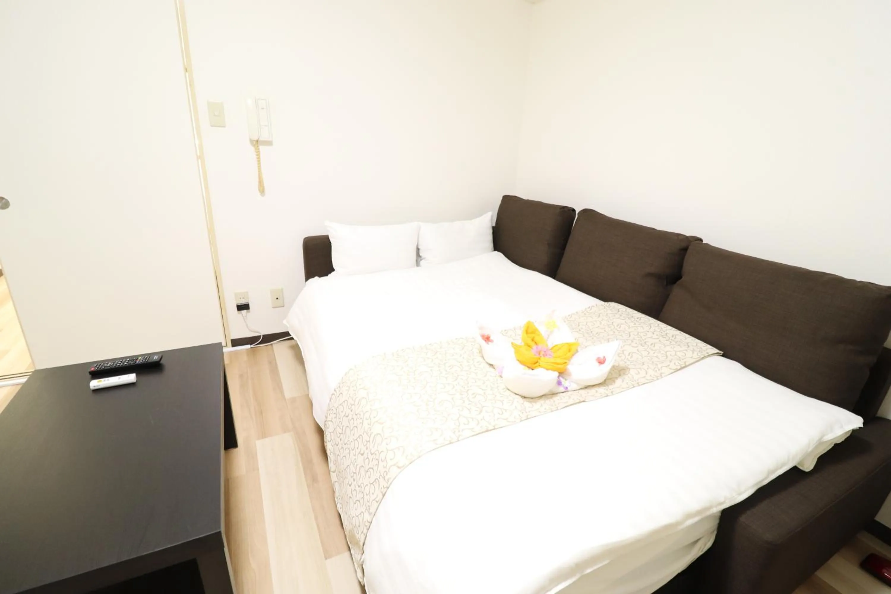 Living room, Bed in Court Saiwaicho