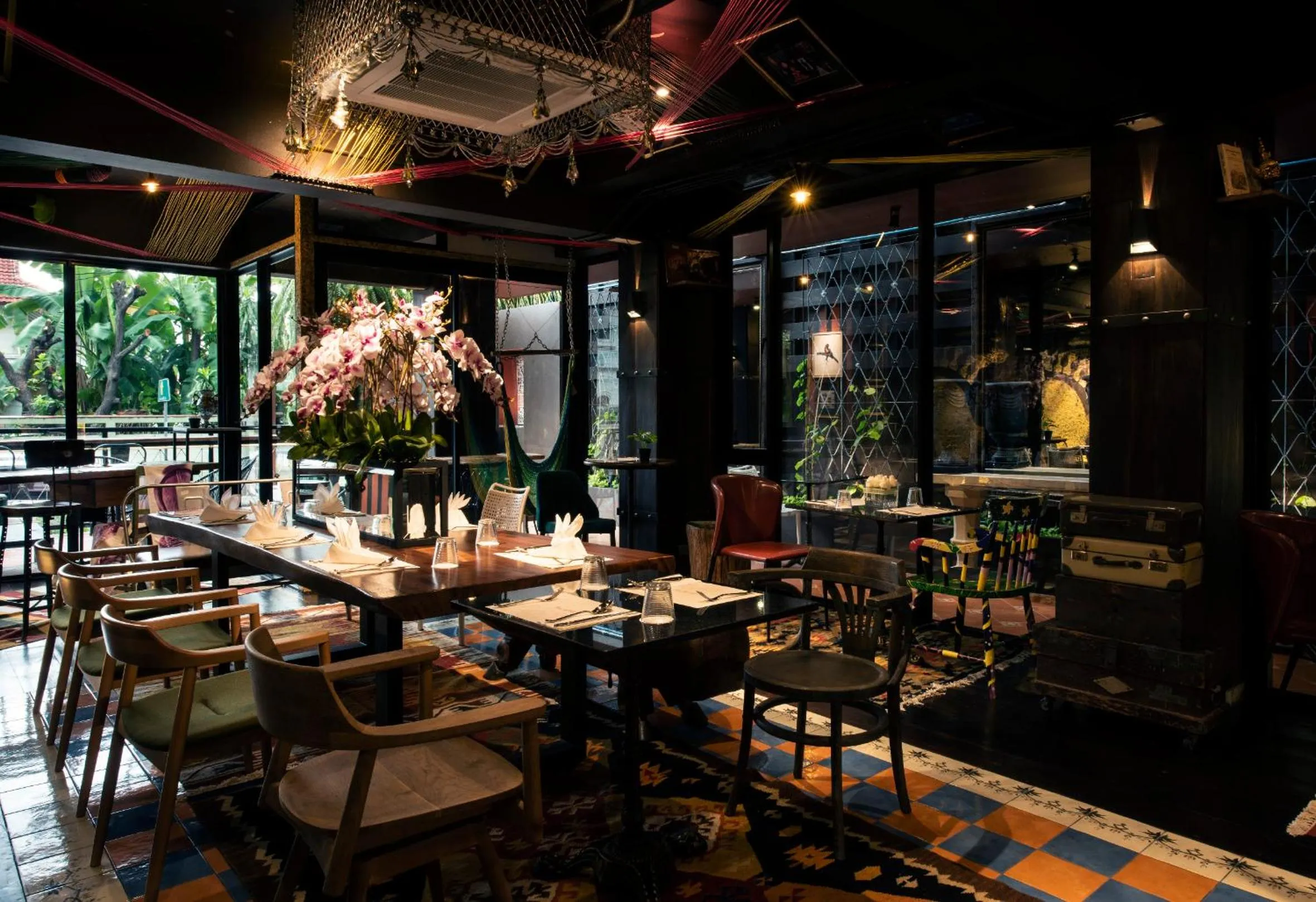 Restaurant/places to eat in Dhevi Bangkok Hotel