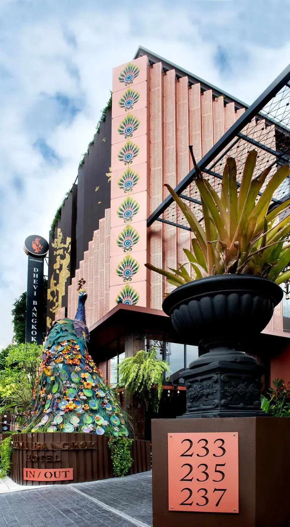 Property building in Dhevi Bangkok Hotel Property building in Dhevi Bangkok Hotel
