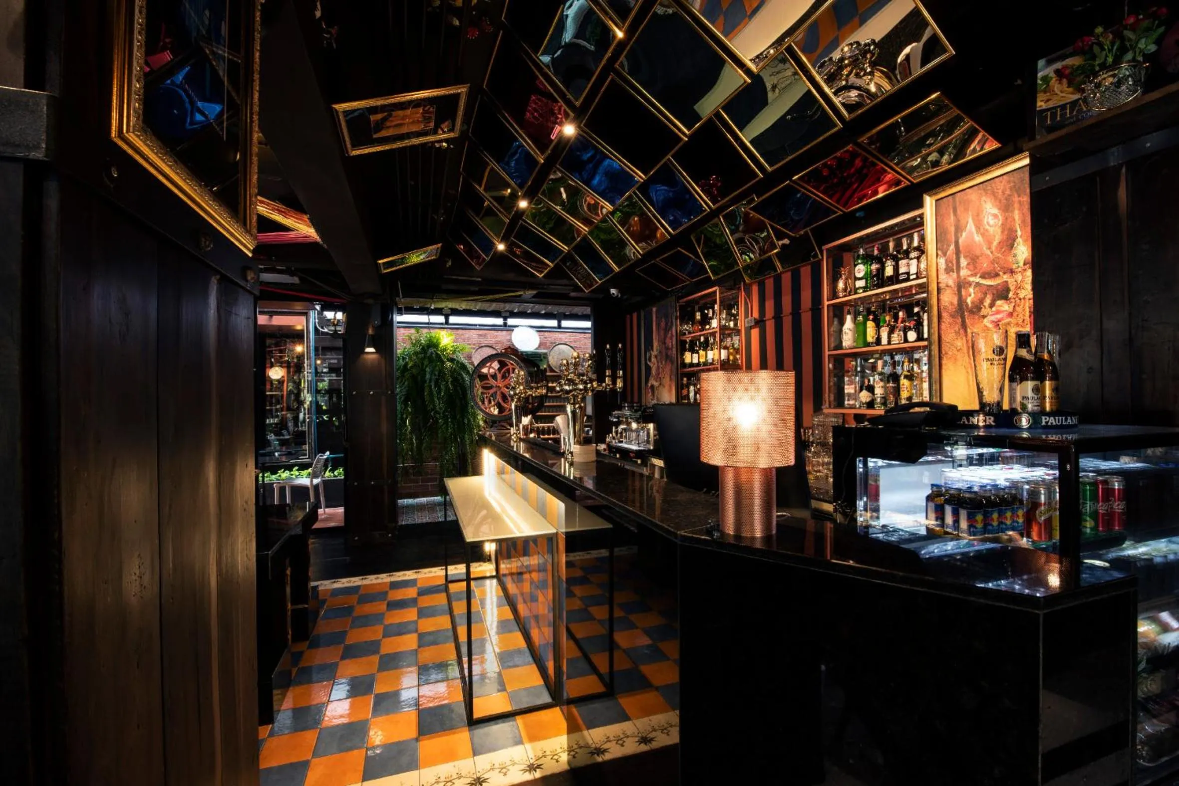 Restaurant/places to eat in Dhevi Bangkok Hotel