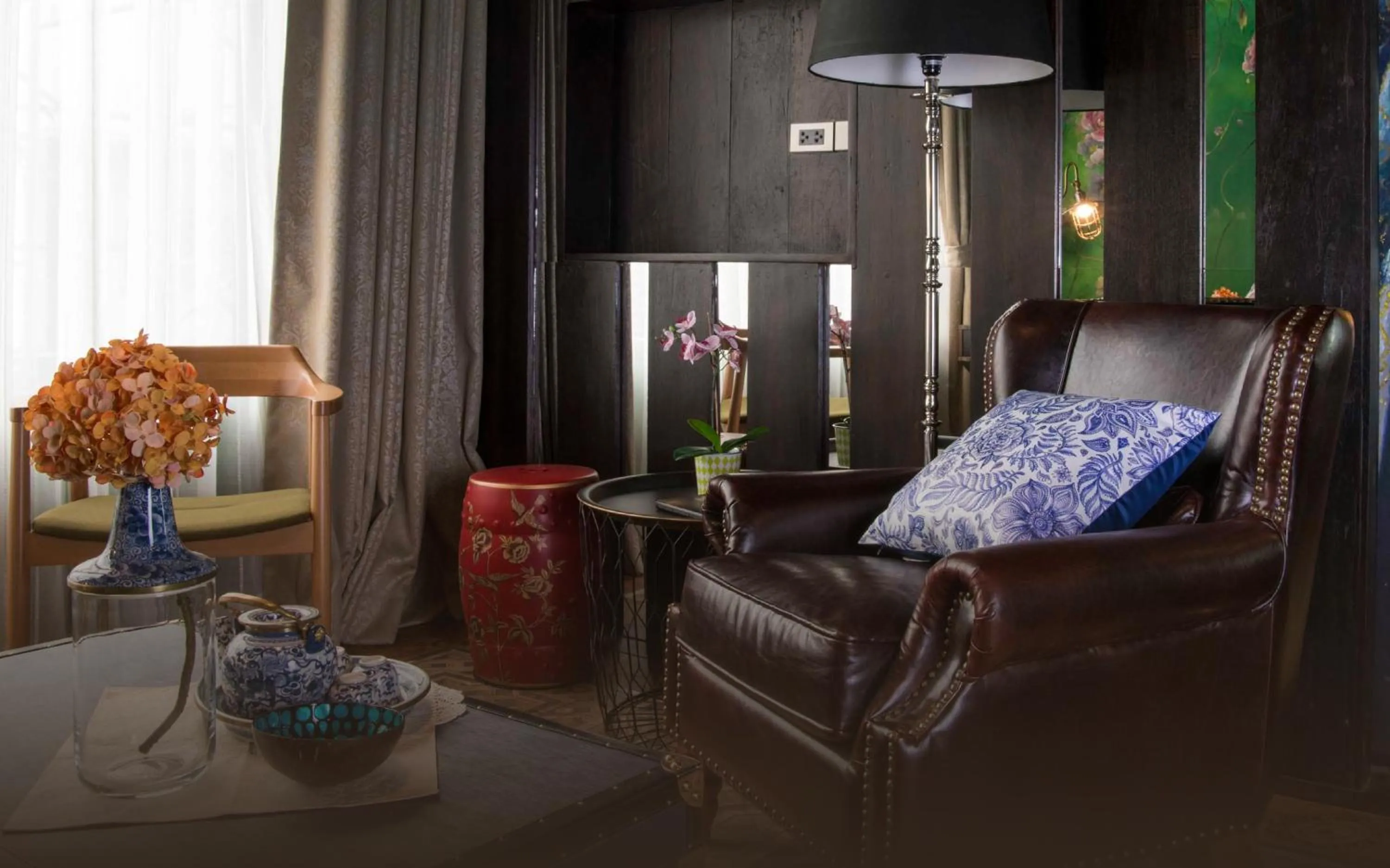 Living room in Dhevi Bangkok Hotel