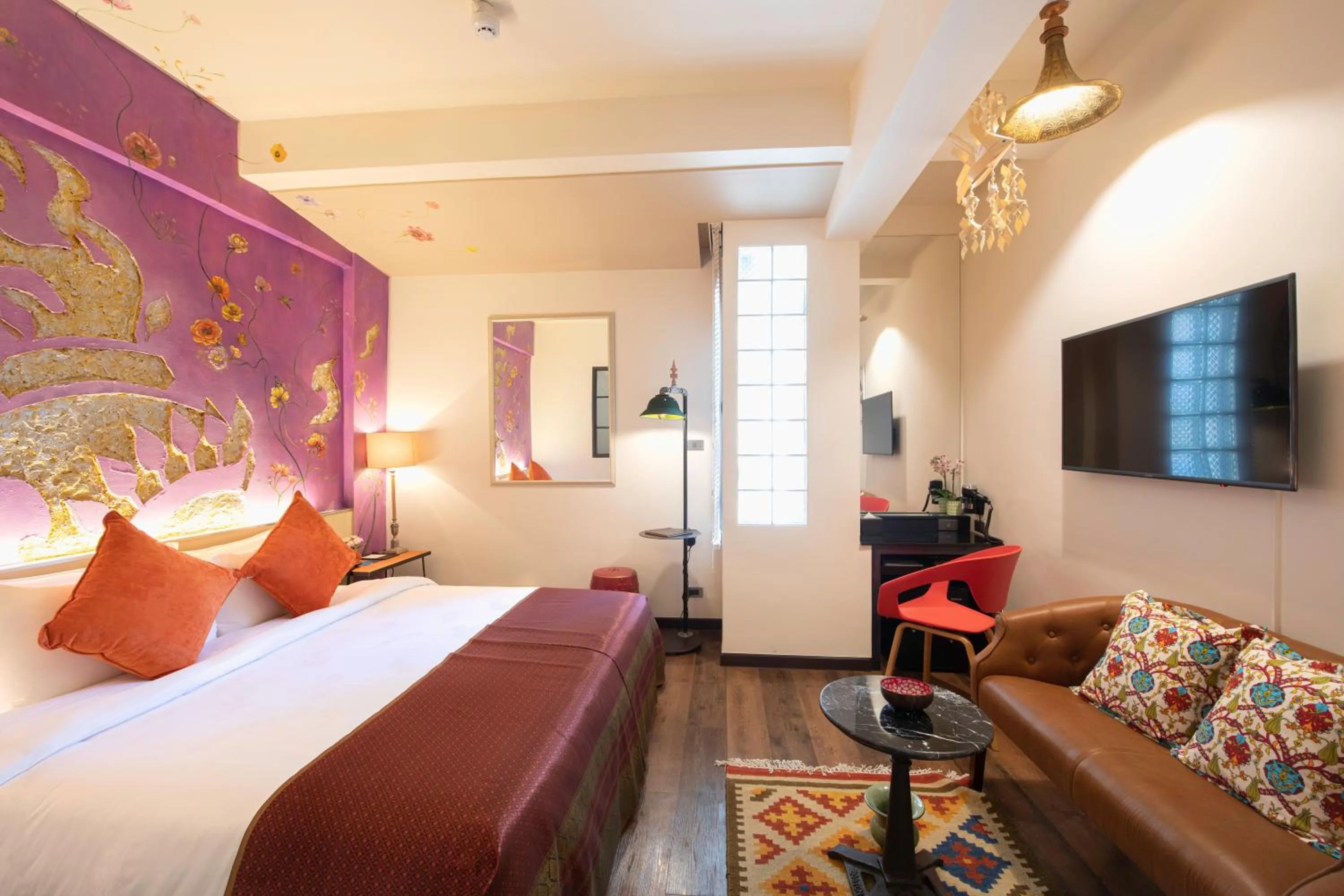 Photo of the whole room, Bed in Dhevi Bangkok Hotel