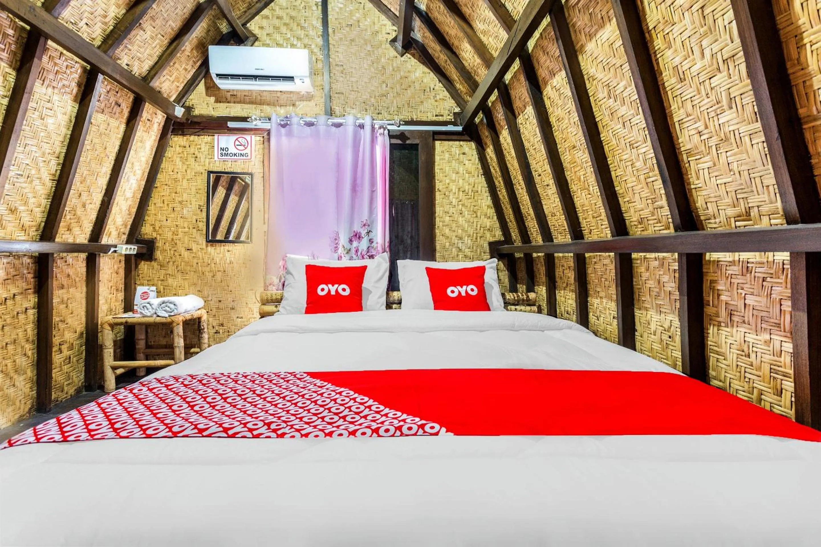 Bedroom, Bed in Hotel O Telone Bungalow