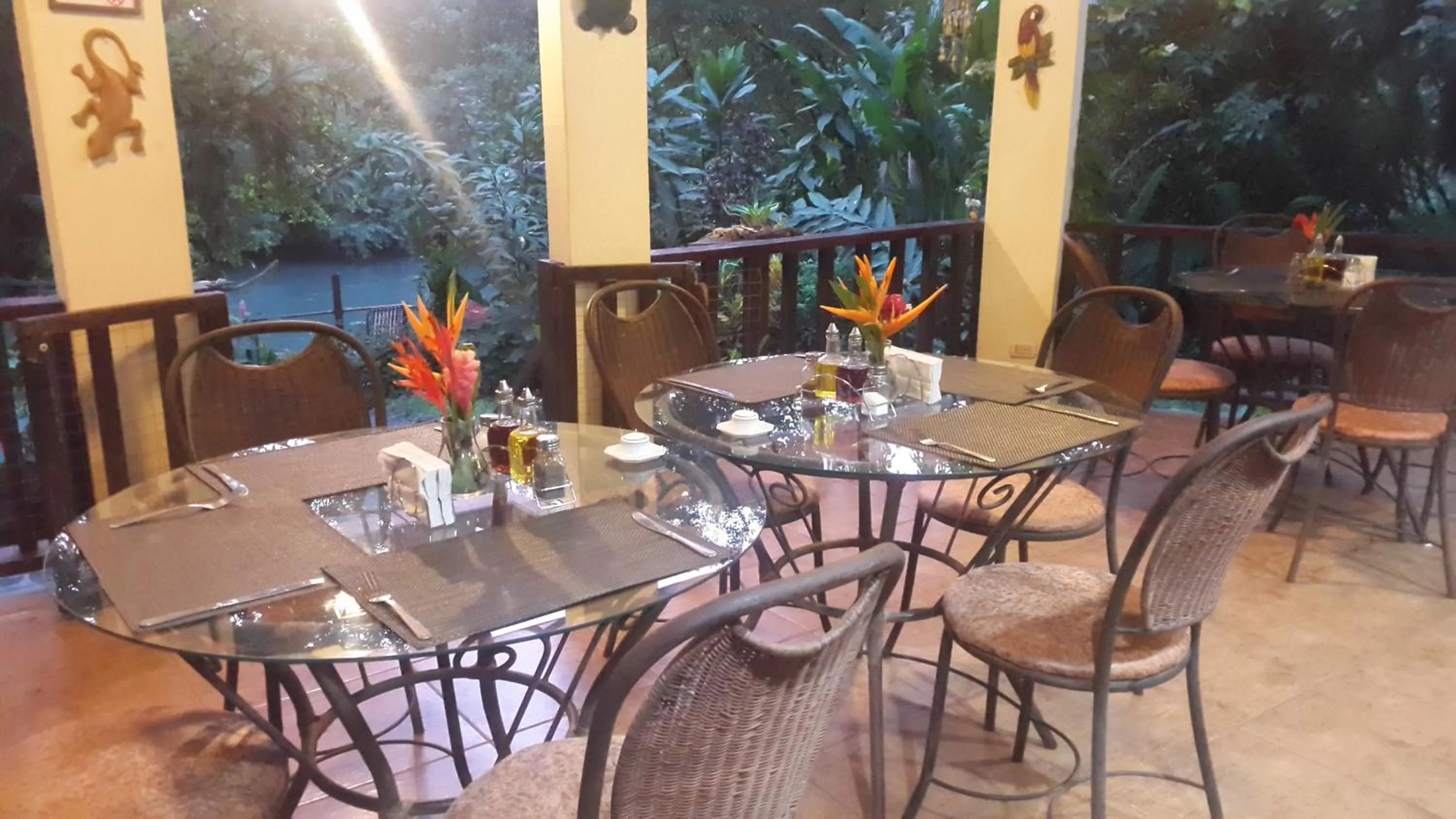 Restaurant/places to eat in Heliconia Island