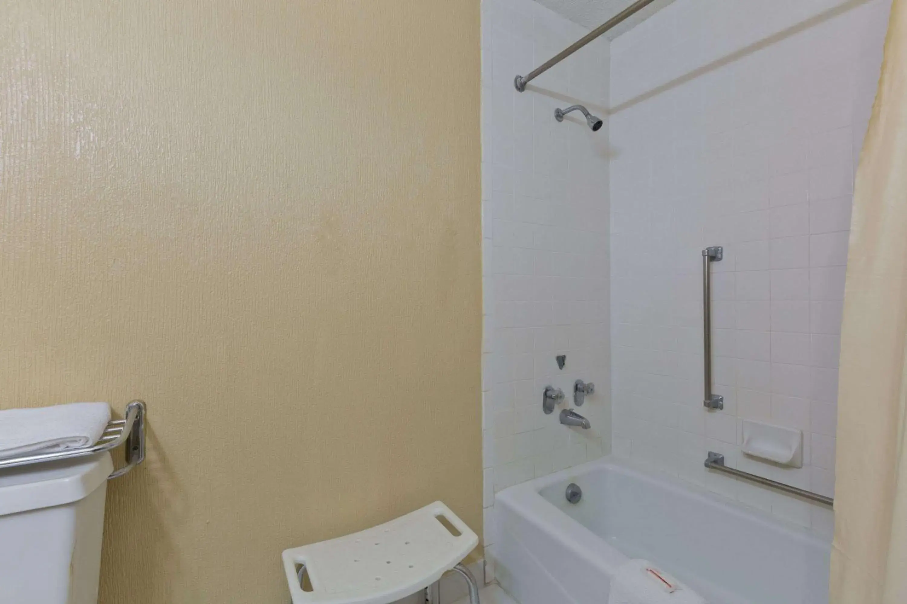 Photo of the whole room in Knights Inn Brenham Photo of the whole room in Knights Inn Brenham