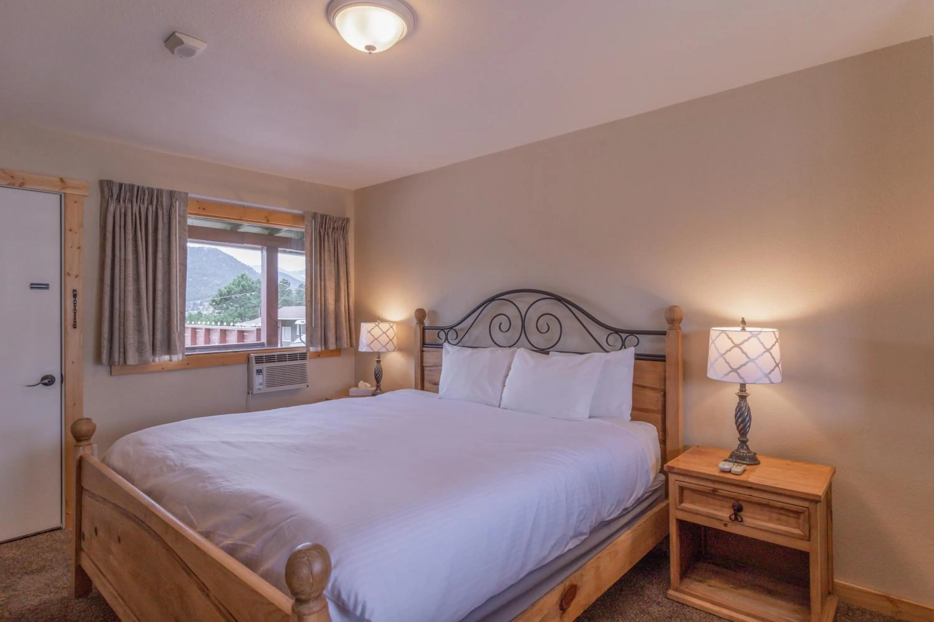 Bedroom, Bed in Coyote Mountain Lodge