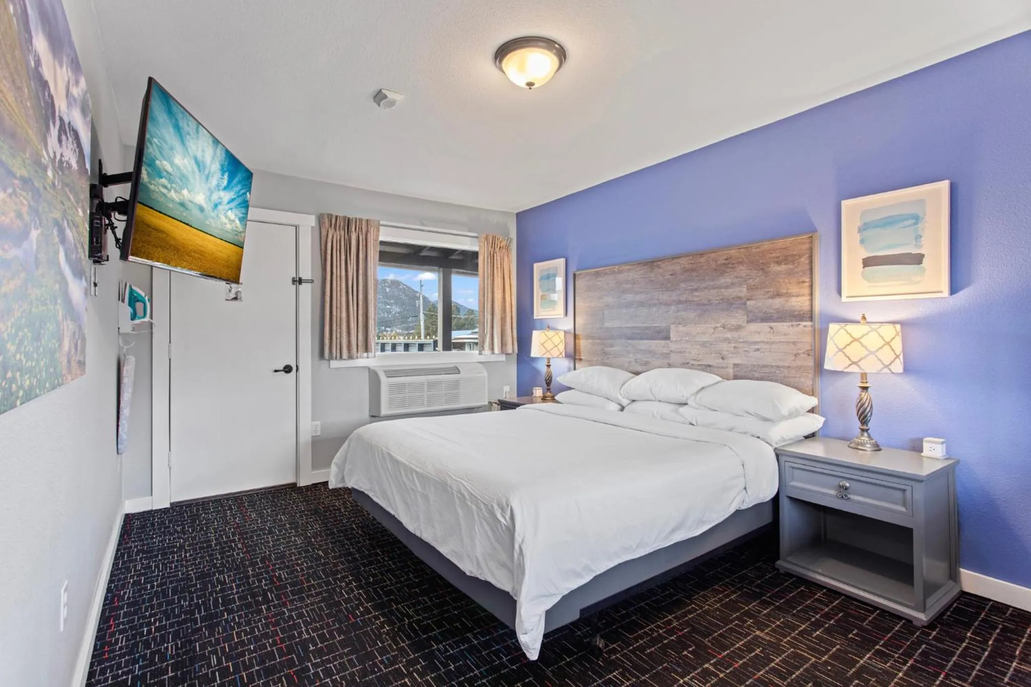 Bed in Coyote Mountain Lodge