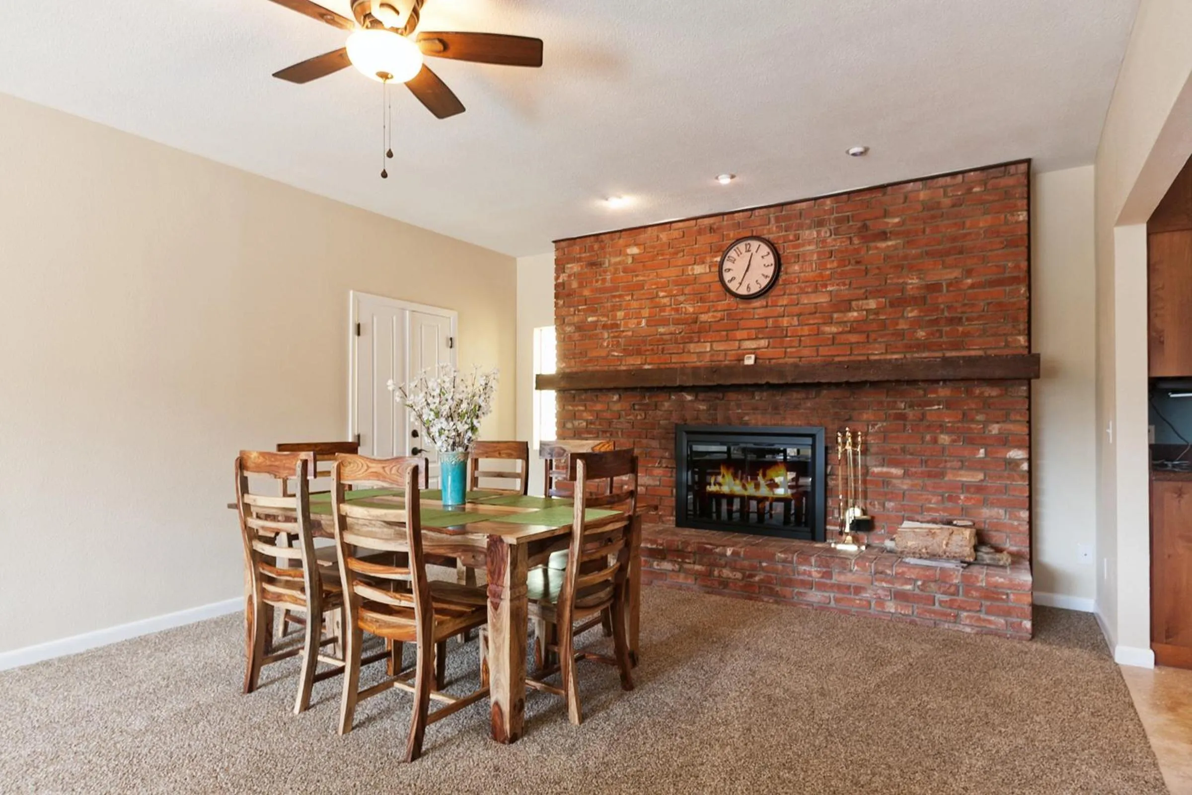Living room in Coyote Mountain Lodge