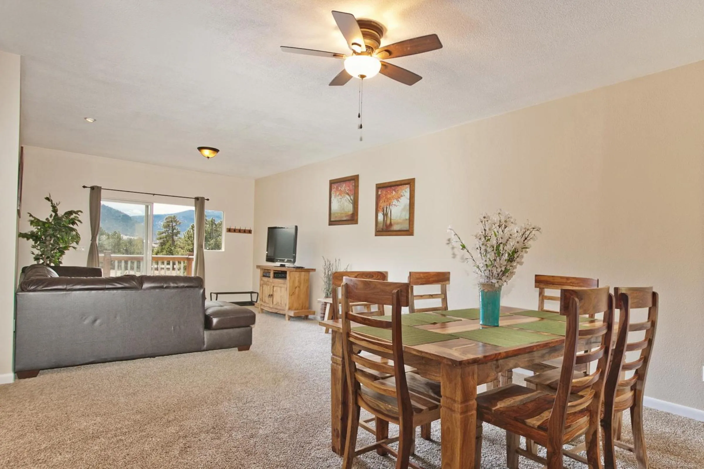 Dining area in Coyote Mountain Lodge