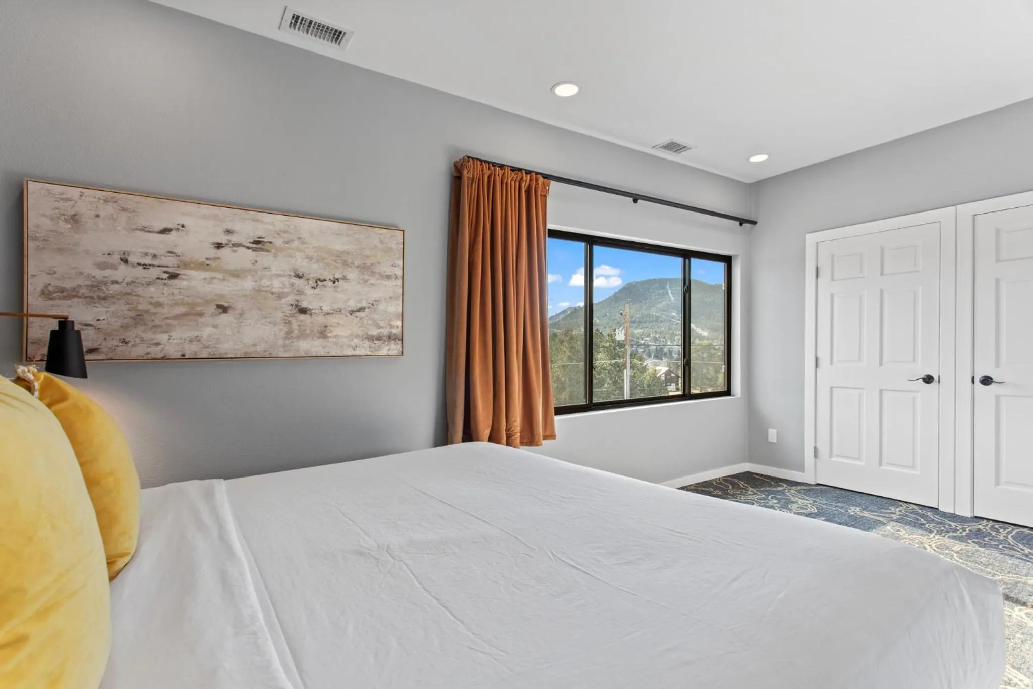 Bed in Coyote Mountain Lodge