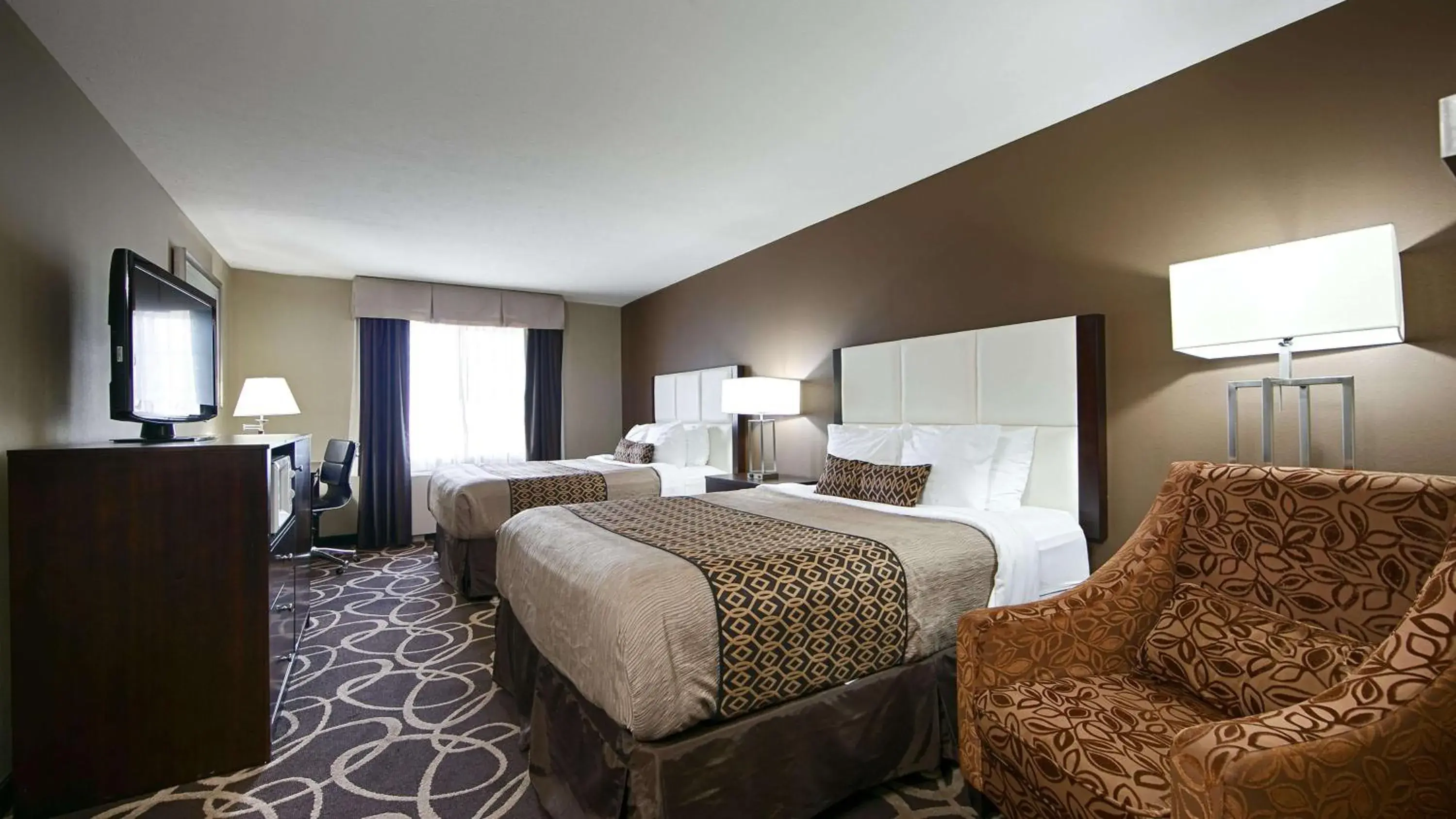 Queen Room with Two Queen Beds and Bath Tub - Disability Access/Non-Smoking in Best Western Plus Pioneer Park Inn Queen Room with Two Queen Beds and Bath Tub - Disability Access/Non-Smoking in Best Western Plus Pioneer Park Inn