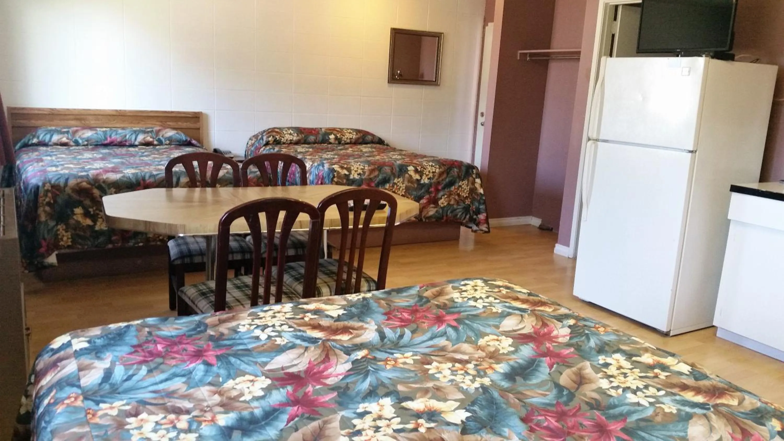 Bedroom, Bed in Viking Lamplighter Motel