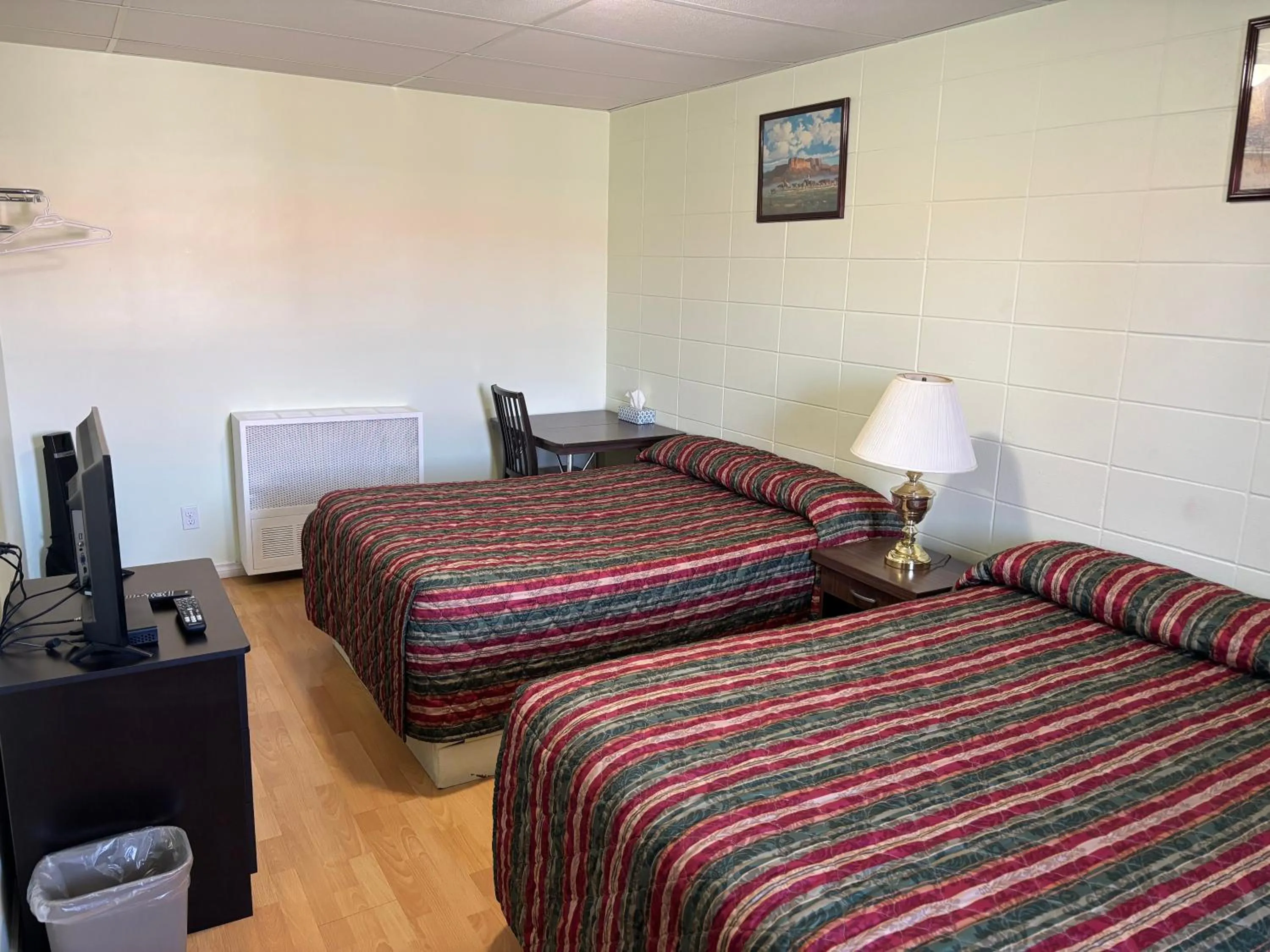 Bed in Viking Lamplighter Motel