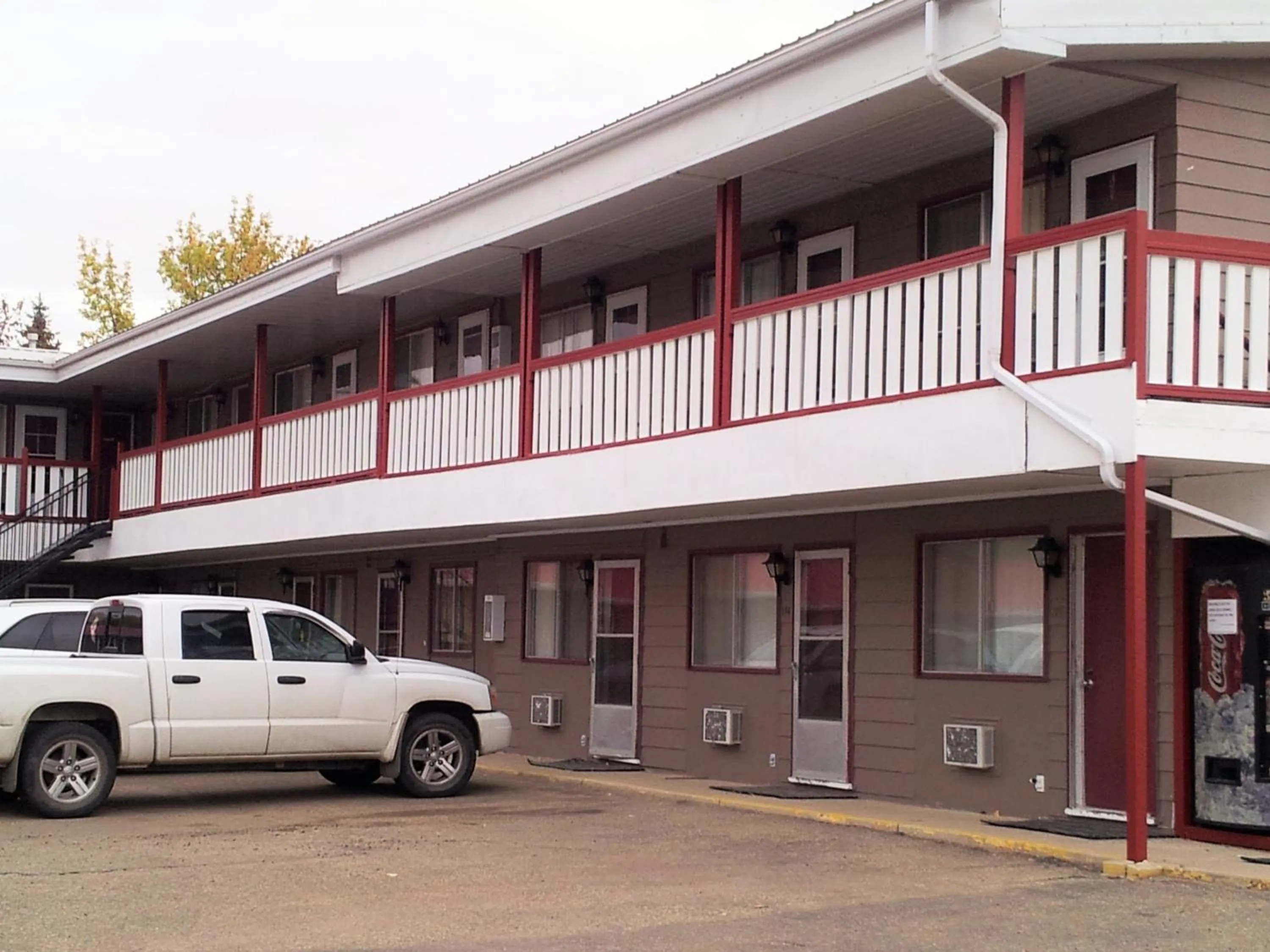 Property building in Viking Lamplighter Motel