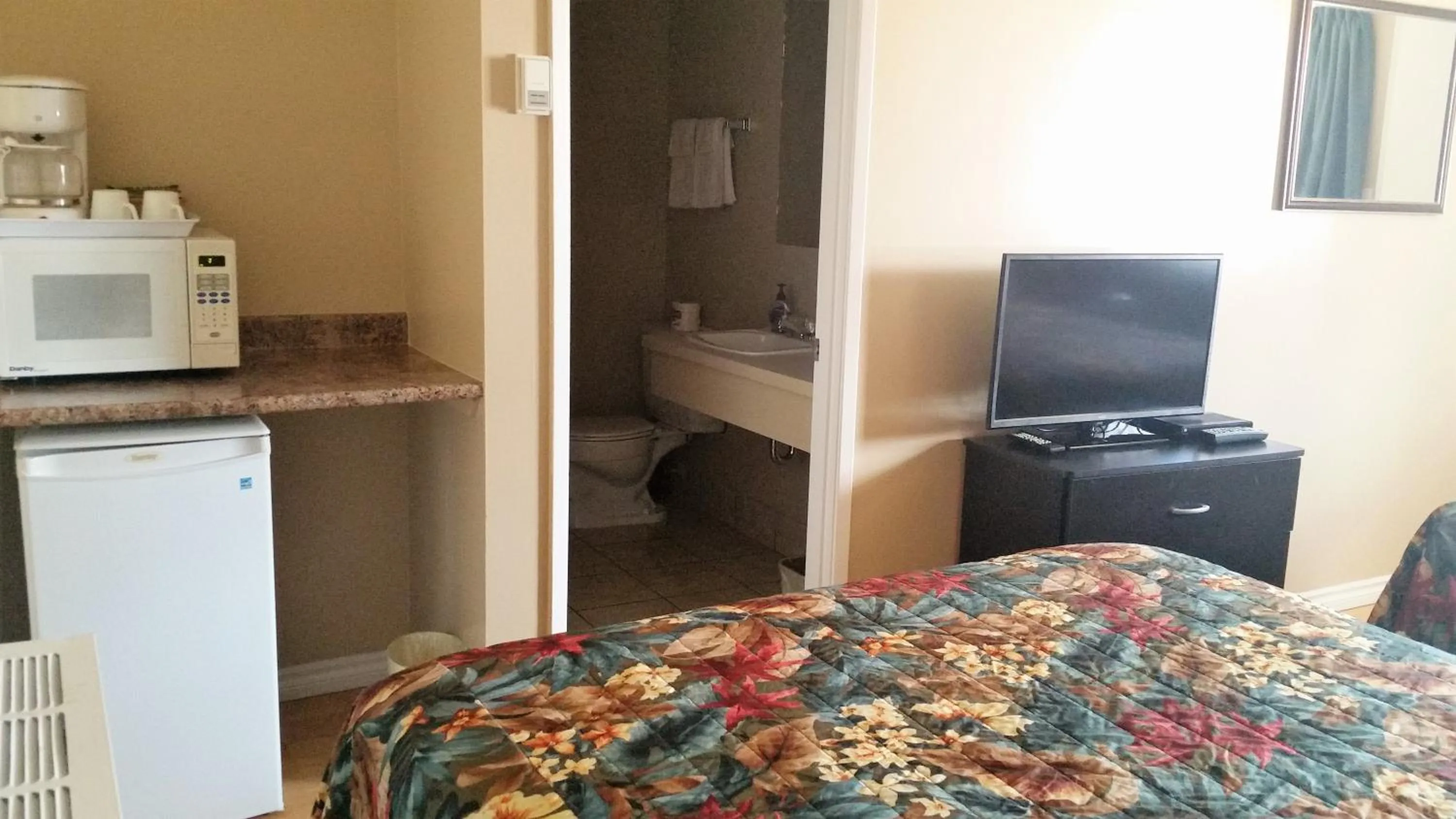 Coffee/tea facilities, Bed in Viking Lamplighter Motel