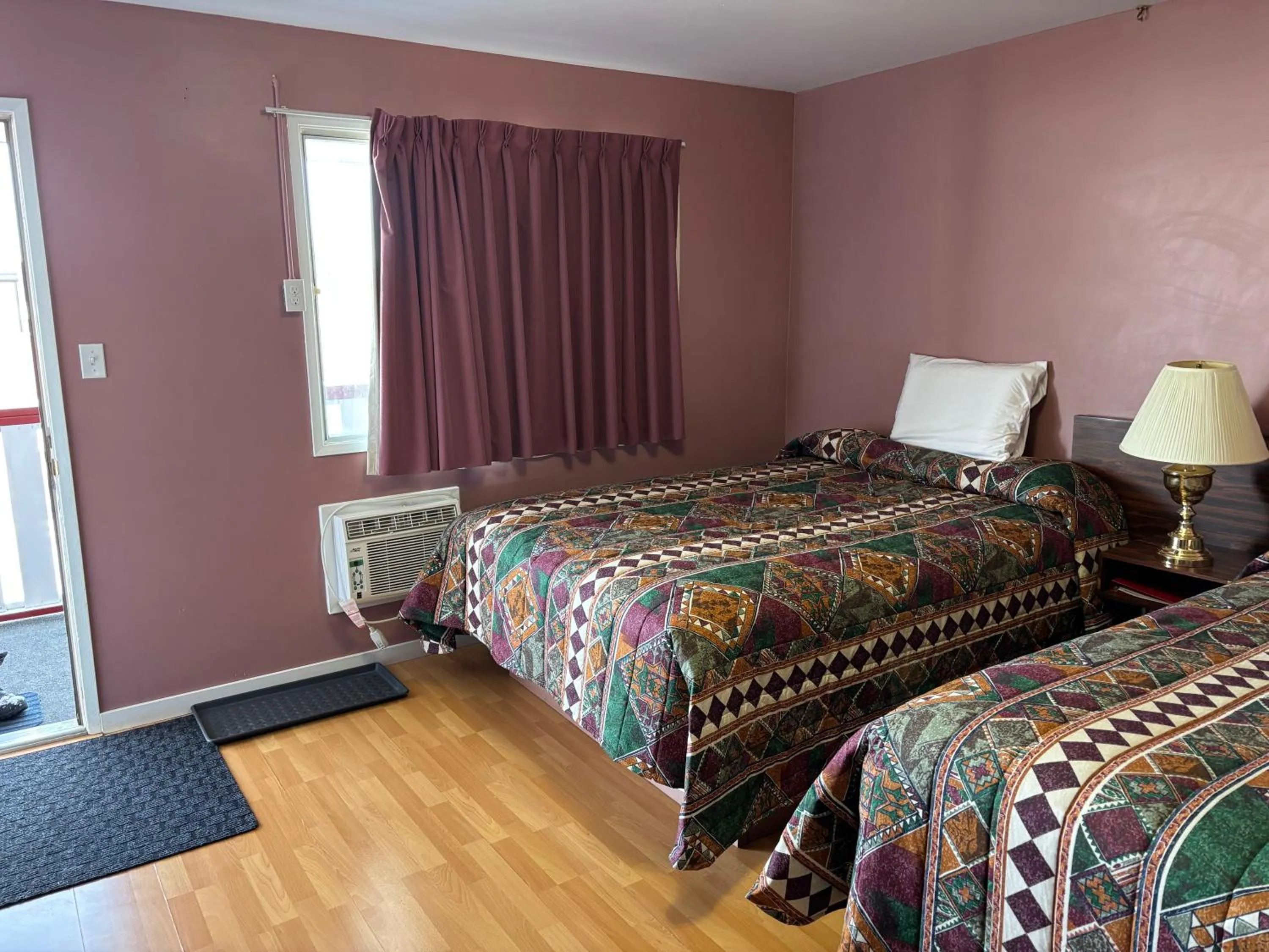 Bed in Viking Lamplighter Motel