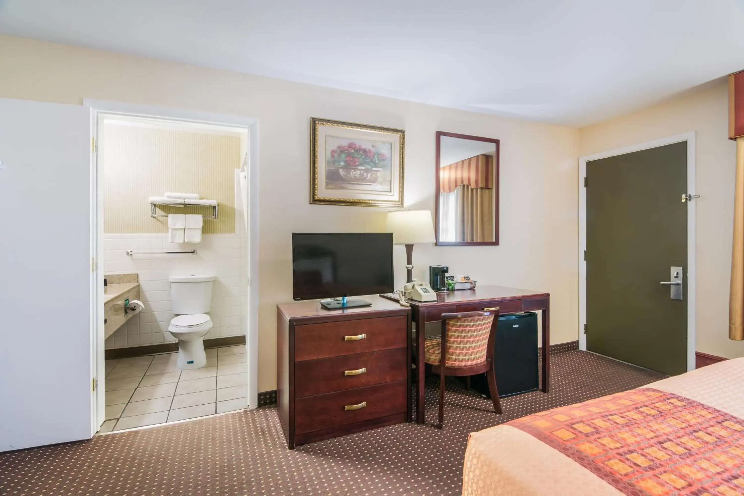 Bed in Rodeway Inn Bed in Rodeway Inn