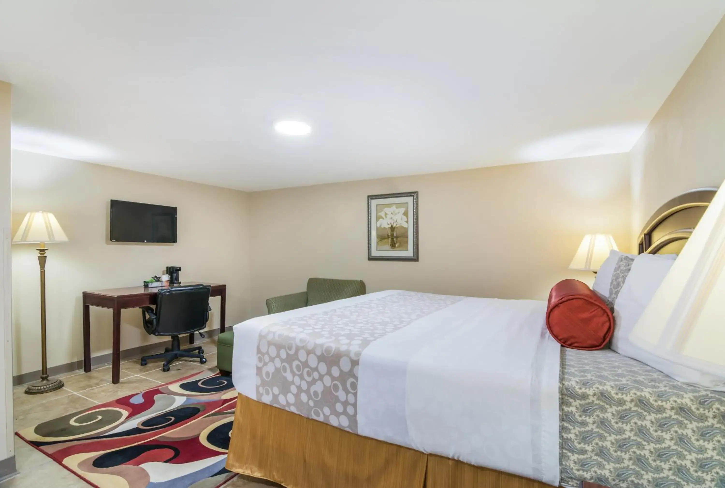 Bed in Rodeway Inn Bed in Rodeway Inn