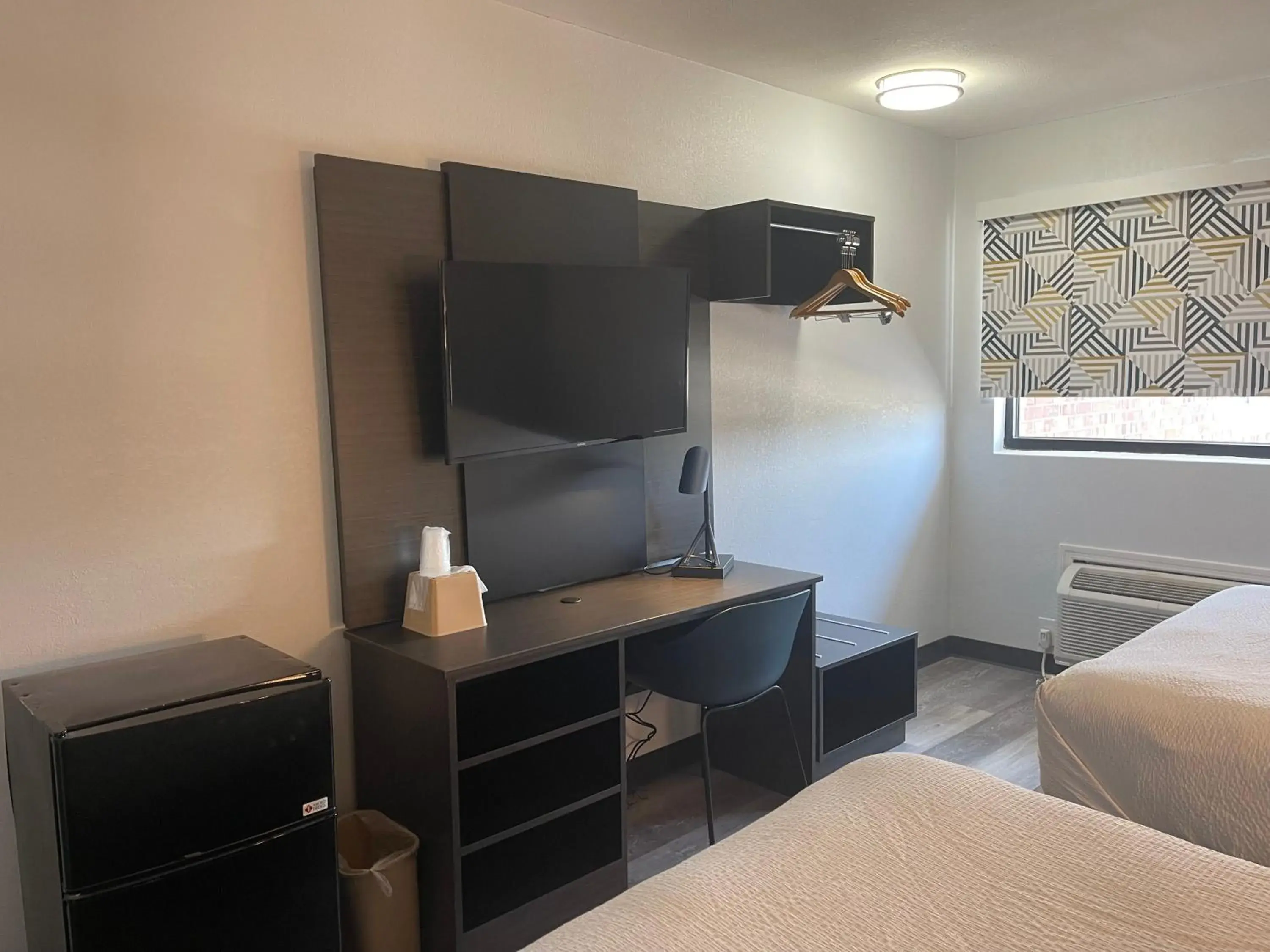 Photo of the whole room, Bed in Motel 6-East Ridge, TN Photo of the whole room, Bed in Motel 6-East Ridge, TN