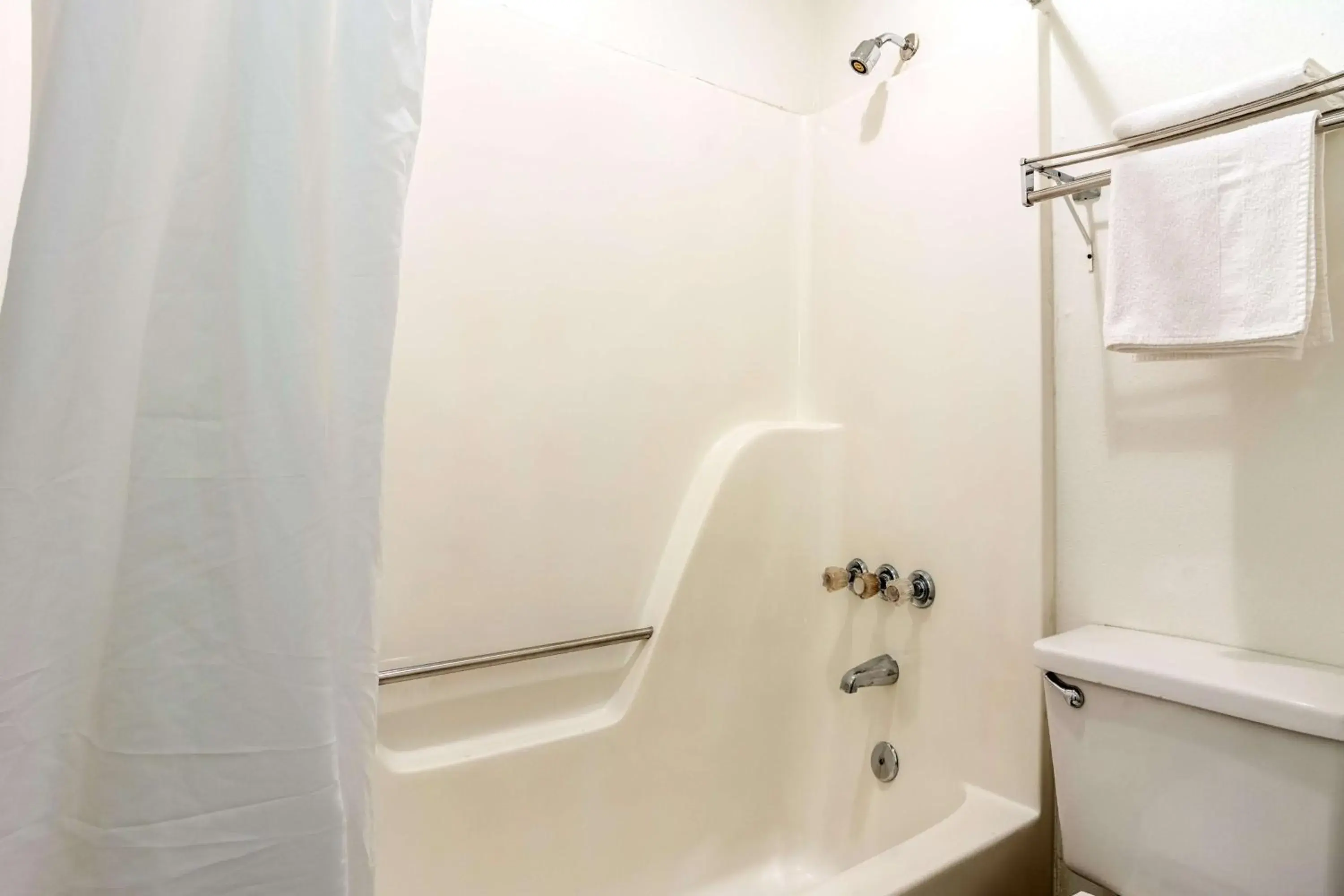 Shower in Motel 6-East Ridge, TN Shower in Motel 6-East Ridge, TN