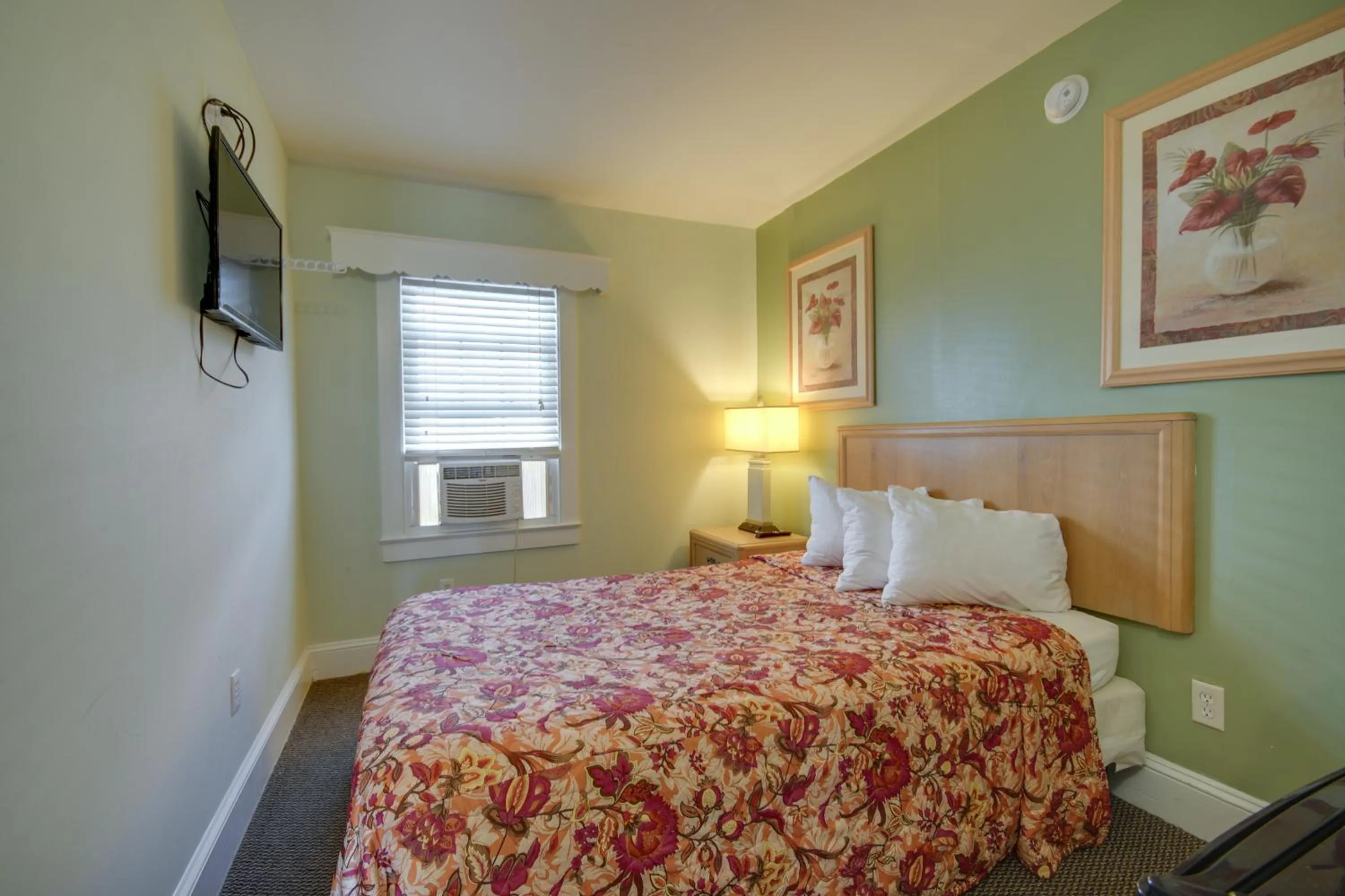 Photo of the whole room, Bed in Ocean Lodge Hotel South