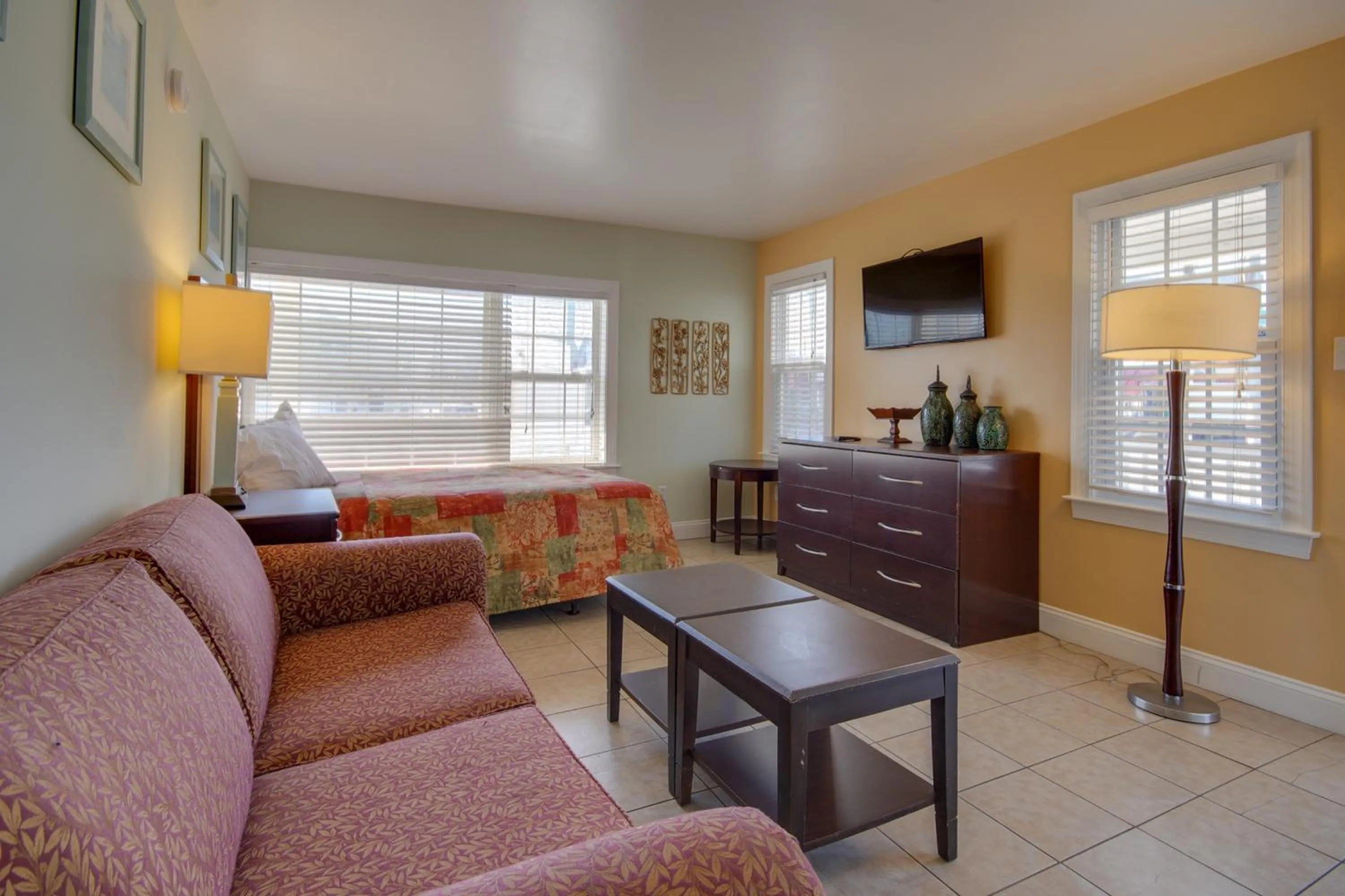 TV and multimedia in Ocean Lodge Hotel South