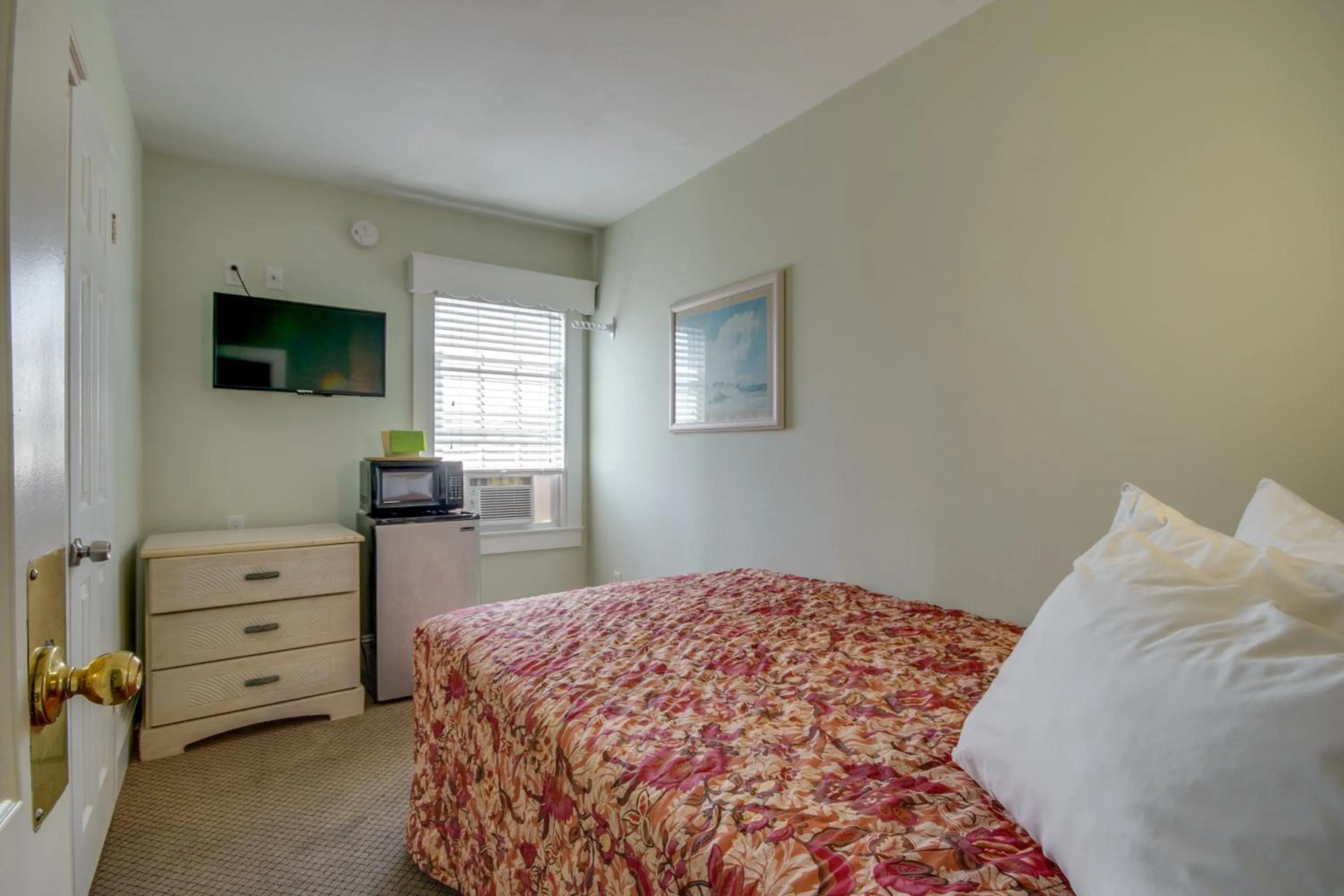 Photo of the whole room, Bed in Ocean Lodge Hotel South